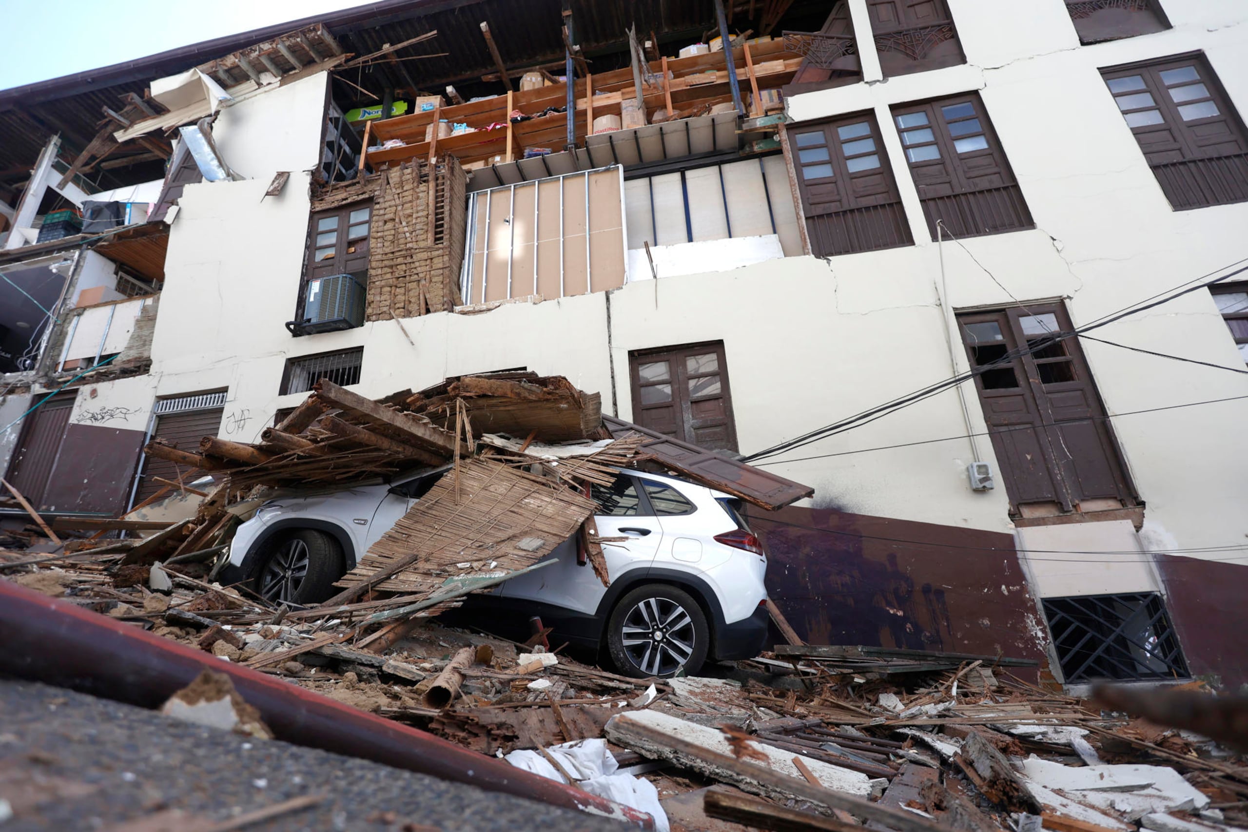 AME7622. MANIZALES (COLOMBIA), 10/08/2026.- Fotografía que muestra un vehículo afectado tras un fuerte temblor este lunes, en Manizales (Colombia). Al menos dos personas murieron en la capital del departamento de Caldas, por el terremoto de magnitud 7,4 que sacudió buena parte del territorio nacional, según informó el alcalde de esa ciudad, Jorge Eduardo Rojas Giraldo. EFE/ John Jairo Bonilla