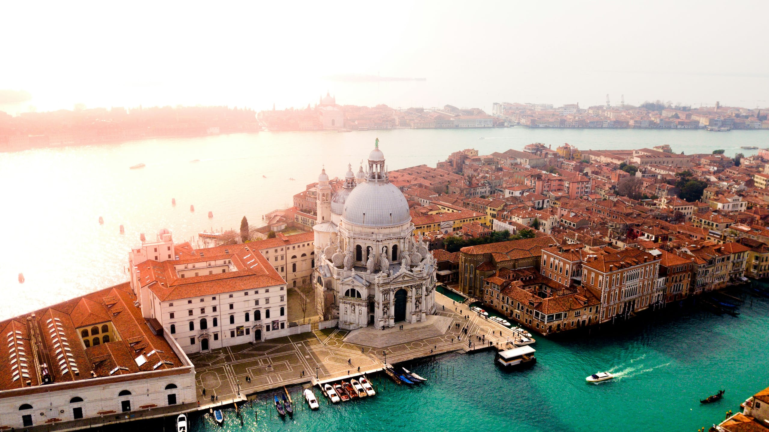 Venecia, con sus románticos canales, palacios, puentes y museos es Patrimonio de la Humanidad de Unesco.