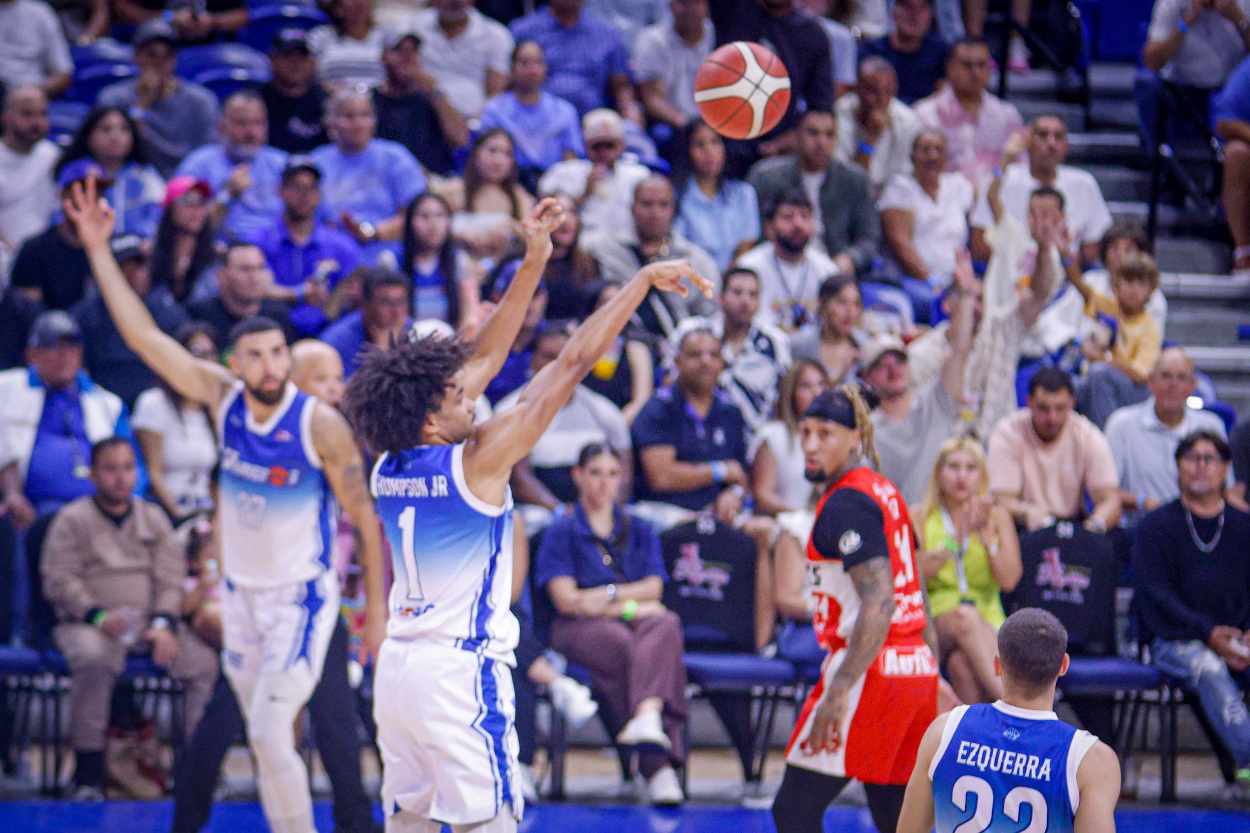 El partido que podría definir el campeonato de los Vaqueros está en calendario para las 8:00 p.m. hoy. En la foto, Stephen Thompson Jr. toma un tiro durante uno de los previos partidos jugados en el Coliseo Rubén Rodríguez en la serie.