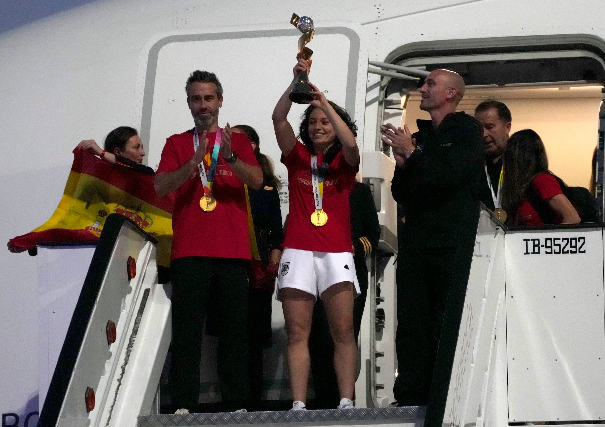 La capitana de la selección española Ivana Andrés levanta el trofeo de campeona de la Copa Mundial tras la llegada del equipo al aeropuerto internacional Madrid-Barajas.