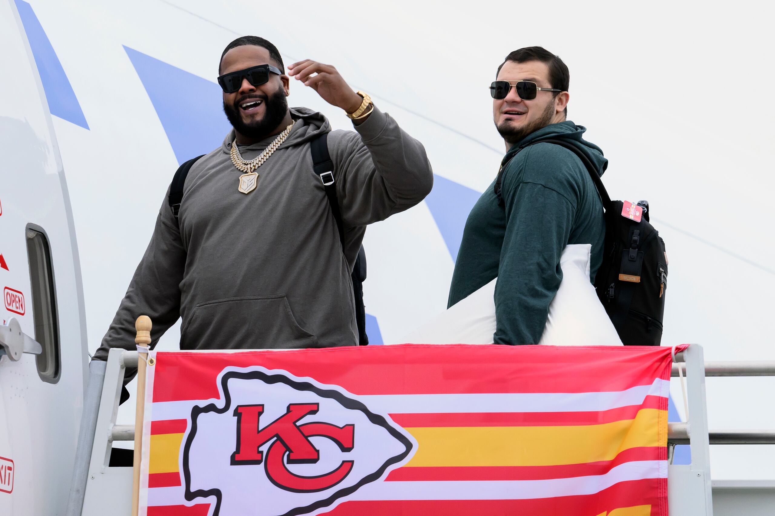 Donovan Smith, a la izquierda, y Nick Allegretti aparecen aquí al abordar el vuelo que los llevaría desde Kansas City a Las Vegas.