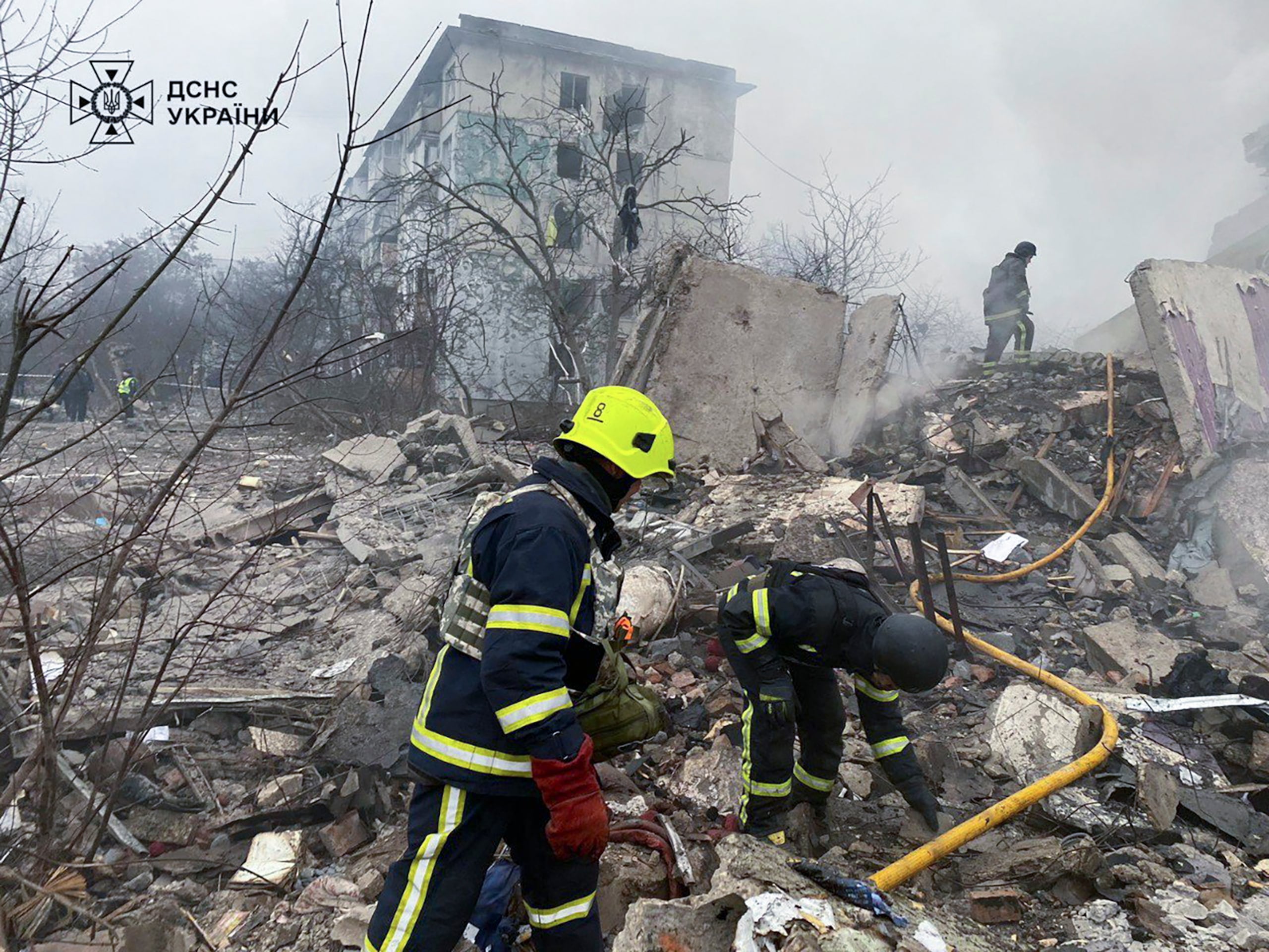 Rescatistas ucranianos trabajan entre los escombros de un edificio residencial alcanzado por un ataque con cohete en Poltava, Ucrania, el 1 de febrero de 2025. (EFE/EPA/STATE EMERGENCY SERVICE HANDOUT HANDOUT EDITORIAL USE ONLY/NO SALES)