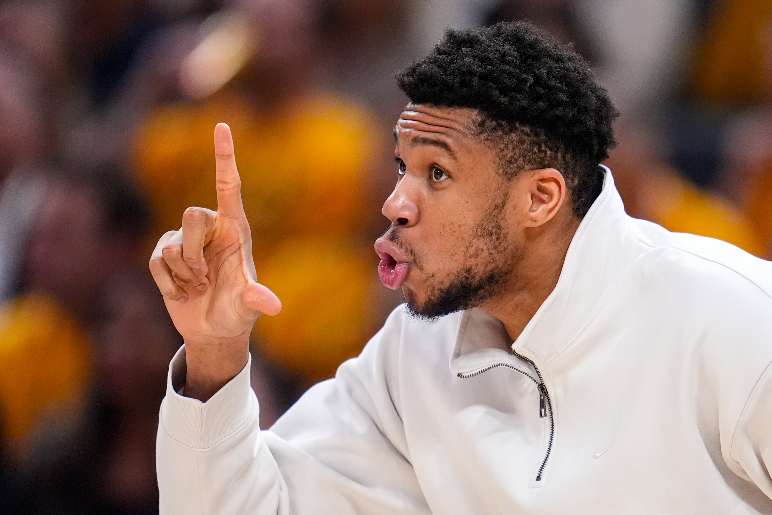 Giannis Antetokounmpo, alero de los Bucks de Milwaukee, hace una seña desde la banca durante la segunda mitad del juego de playoffs del baloncesto de la NBA contra los Pacers de Indiana, el viernes 26 de abril de 2024, en Indianápolis. El dos veces MVP de la liga no ha visto acción en la serie.