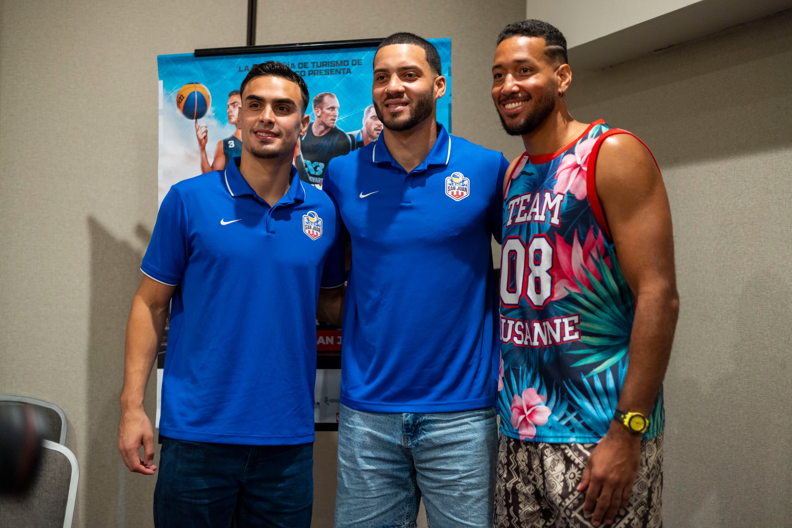 Los jugadores boricuas Adrián Ocasio y Antonio Ralat junto a Westher Molteni, del equipo de Lausana, Suiza.