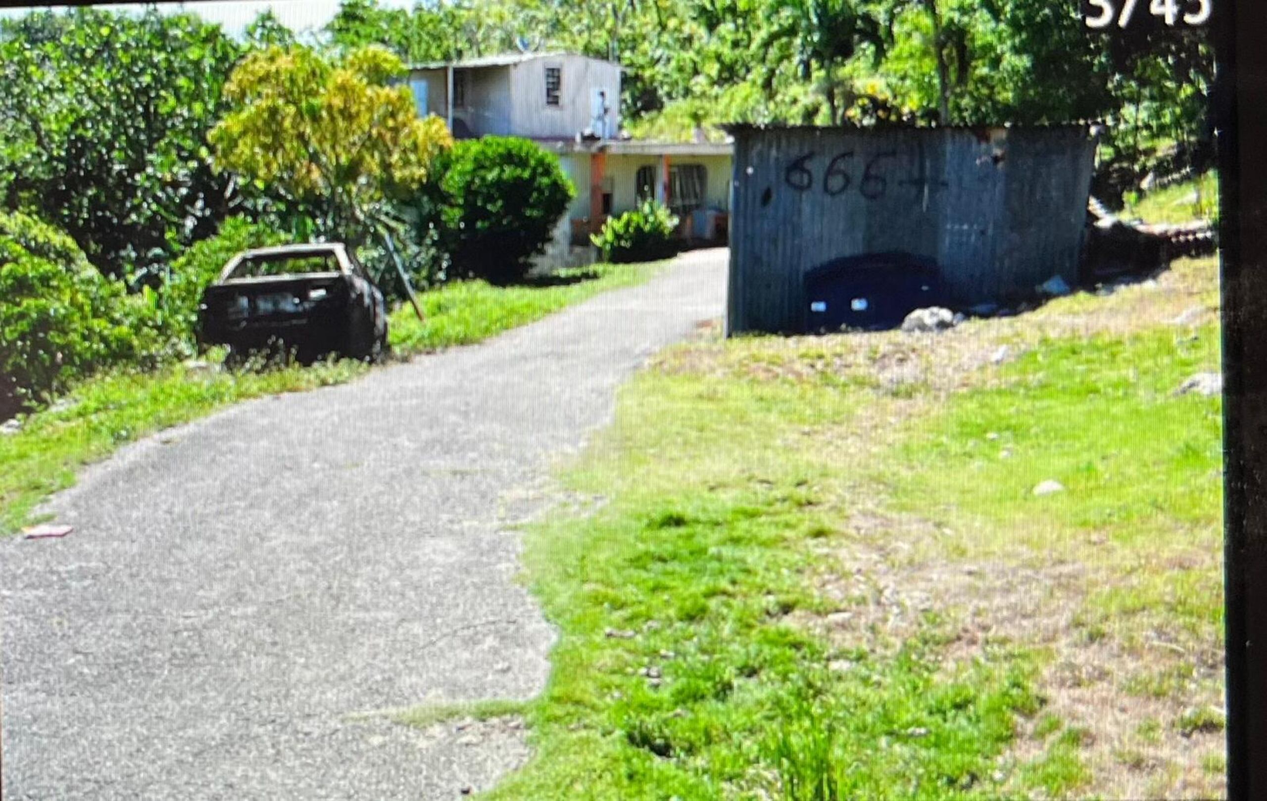Un hombre se atrincheró en su hogar del barrio Piletas, en Lares, donde amenazó a policías con un machete y les lanzó un artefacto incendiario.