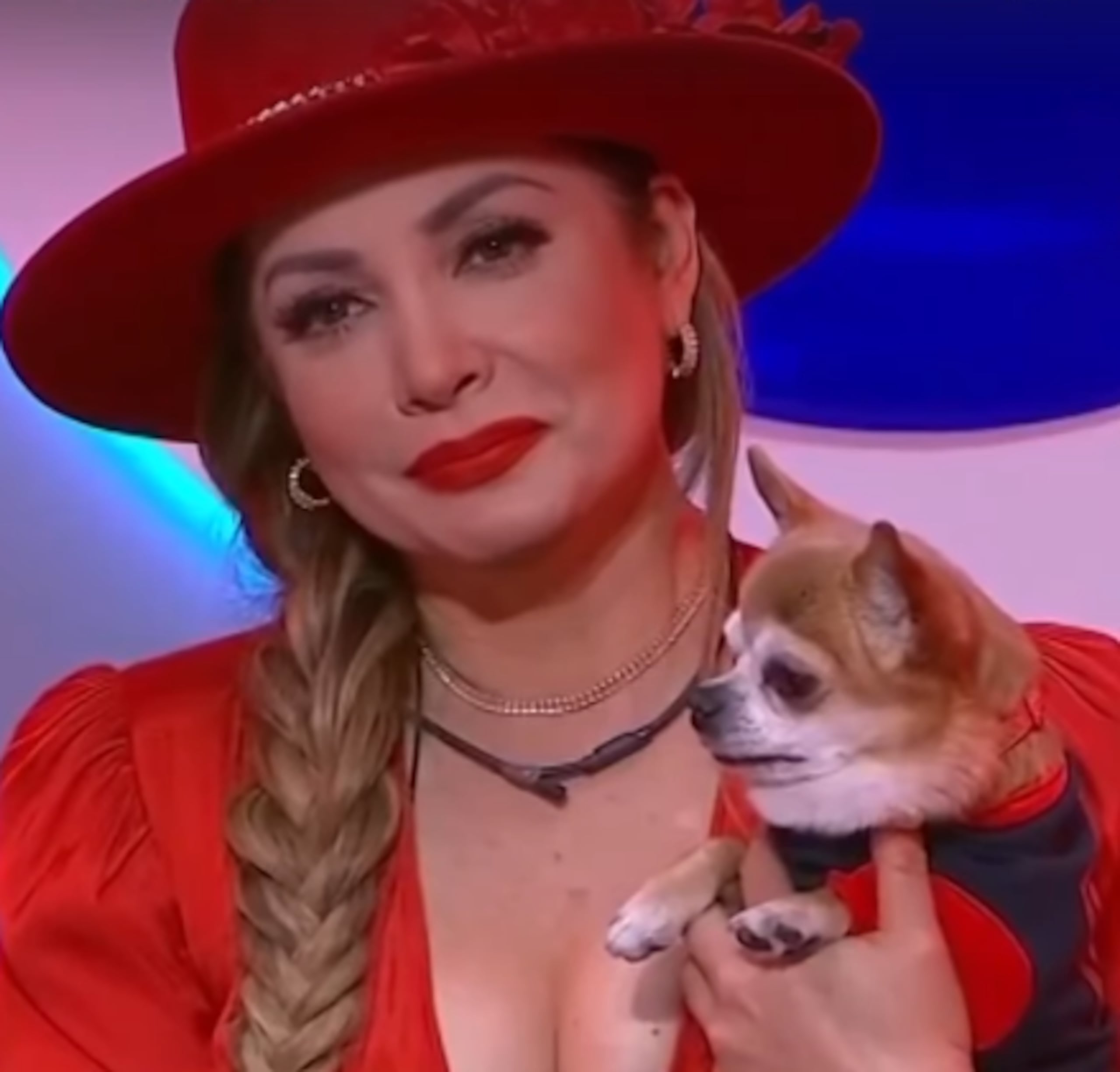 Paty Navidad y su perrito Bruno.