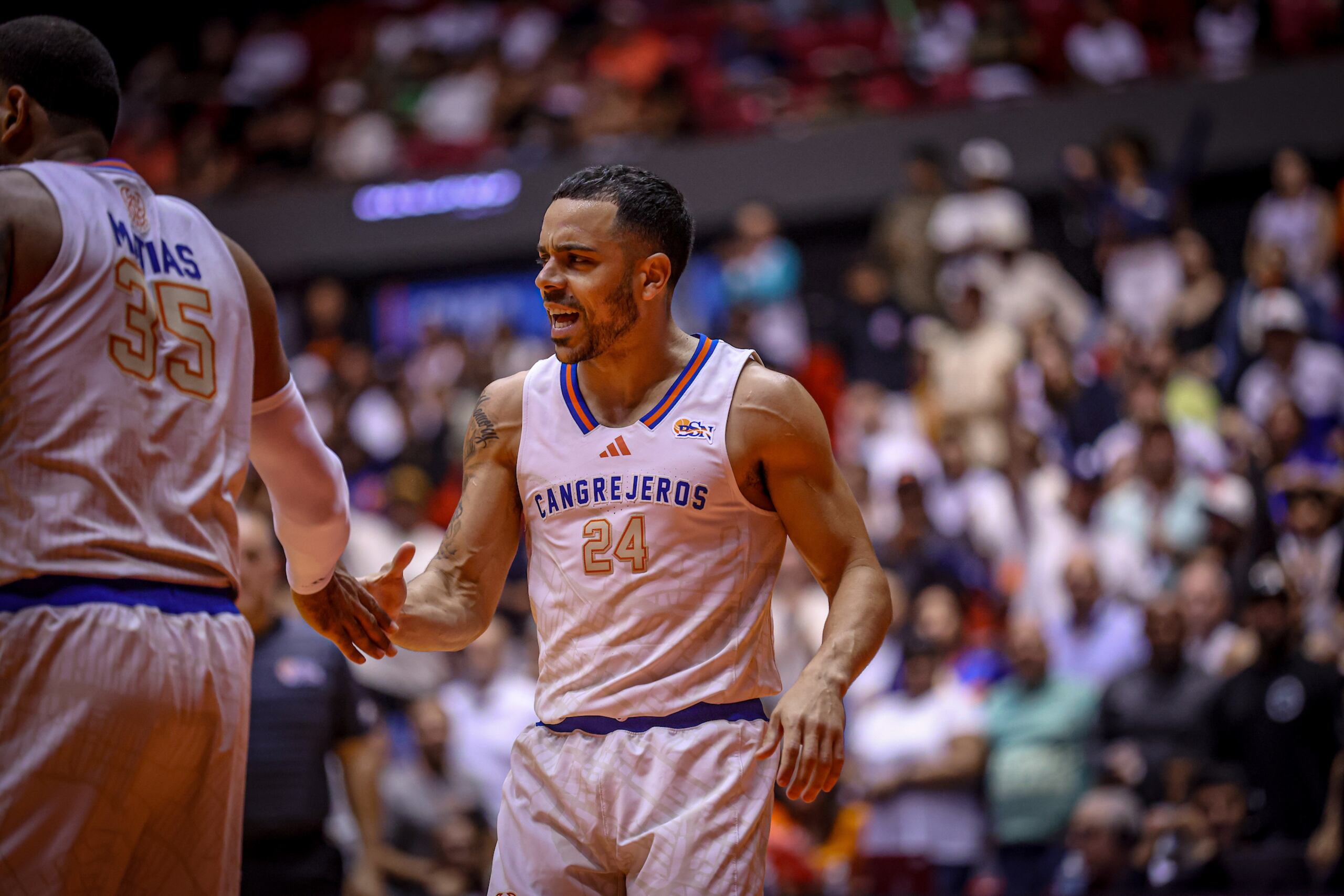 Ángel Rodríguez en uniforme de los Cangrejeros de Santurce.