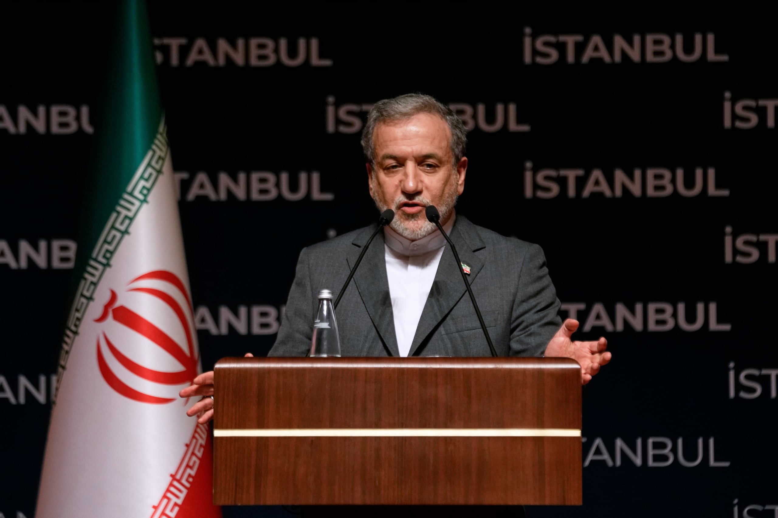El Ministerio de Exteriores iraní afirmó este domingo que Estados Unidos ha lanzado una “peligrosa guerra” contra Irán tras los ataques estadounidenses contra tres instalaciones nucleares del país.