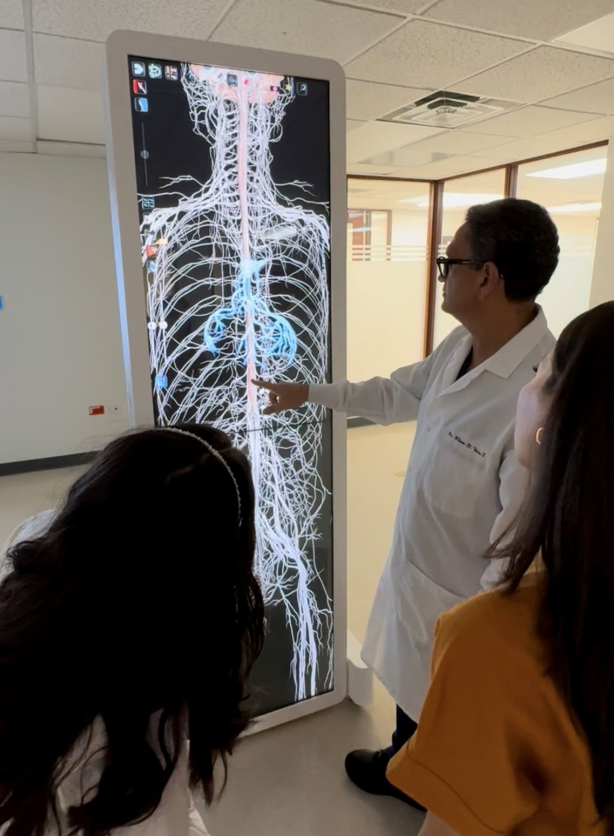La escuela de Medicina San Juan Bautista se enfoca en la realización de investigaciones sobre la medicina comunitaria traslacional y en proveer al país médicos graduados y otros profesionales de la salud.