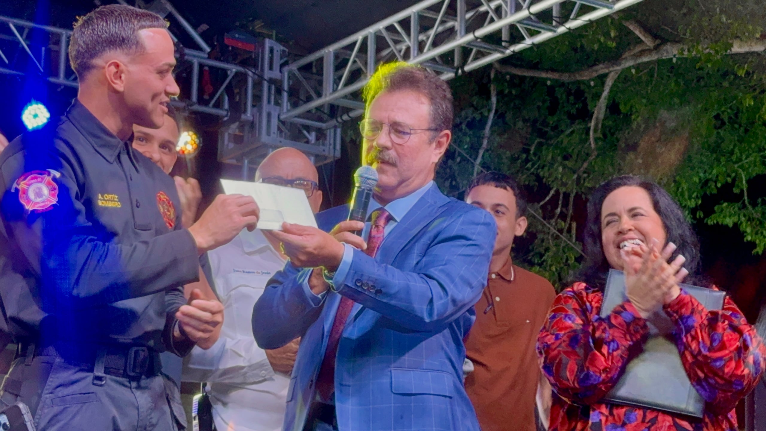 "Yo di lo mejor de mi como profesional para rescatarla, pero quería también, como ser humano, ayudarla emocionalmente", había expresado el bombero en declaraciones escritas.