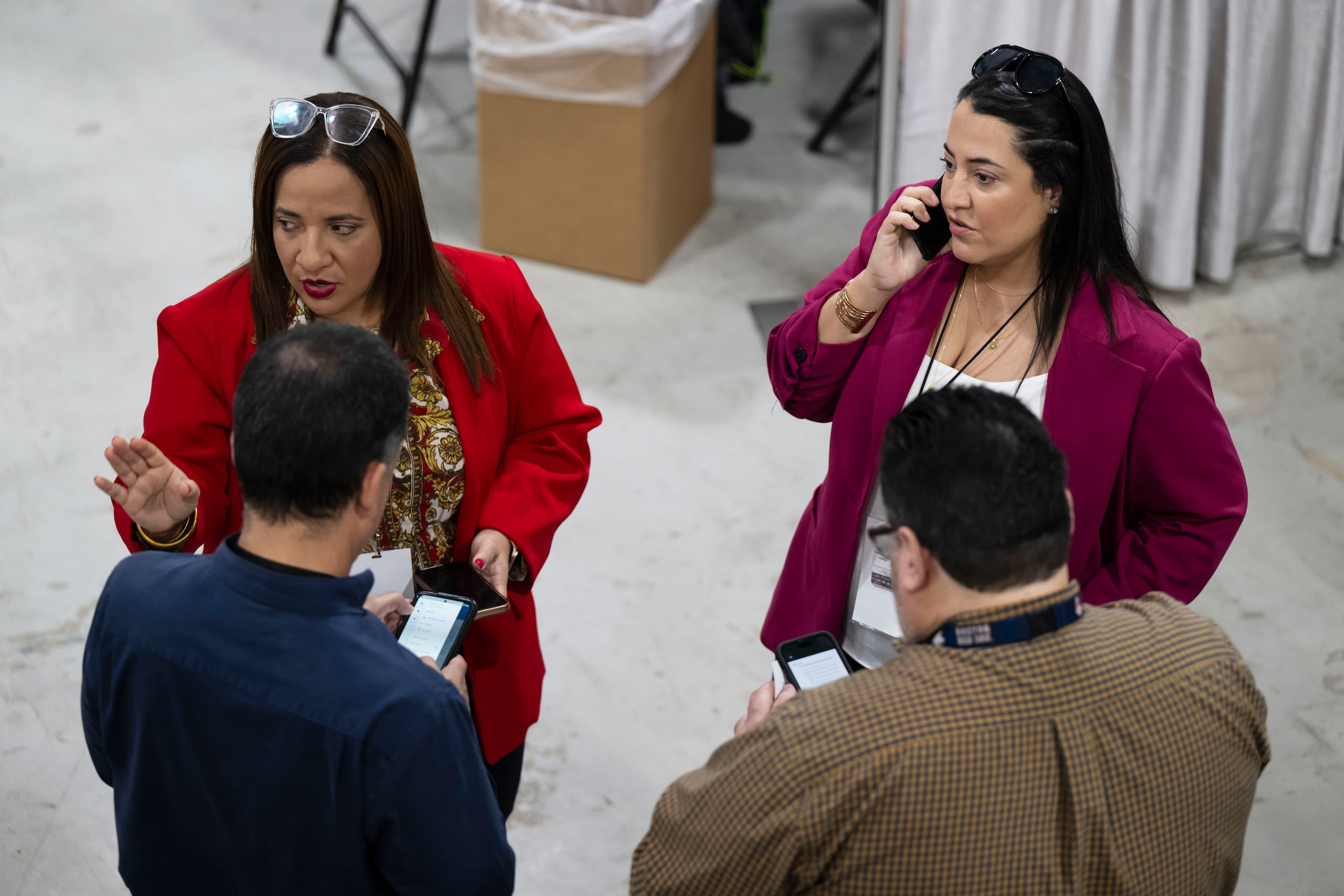 De izquierda a derecha: la comisionada electoral del PPD, Karla Angleró González, y del MVC, Lillian Aponte Dones. Fotografiado de espalda, el comisionado electoral de PIP, Roberto Iván Aponte Berríos.