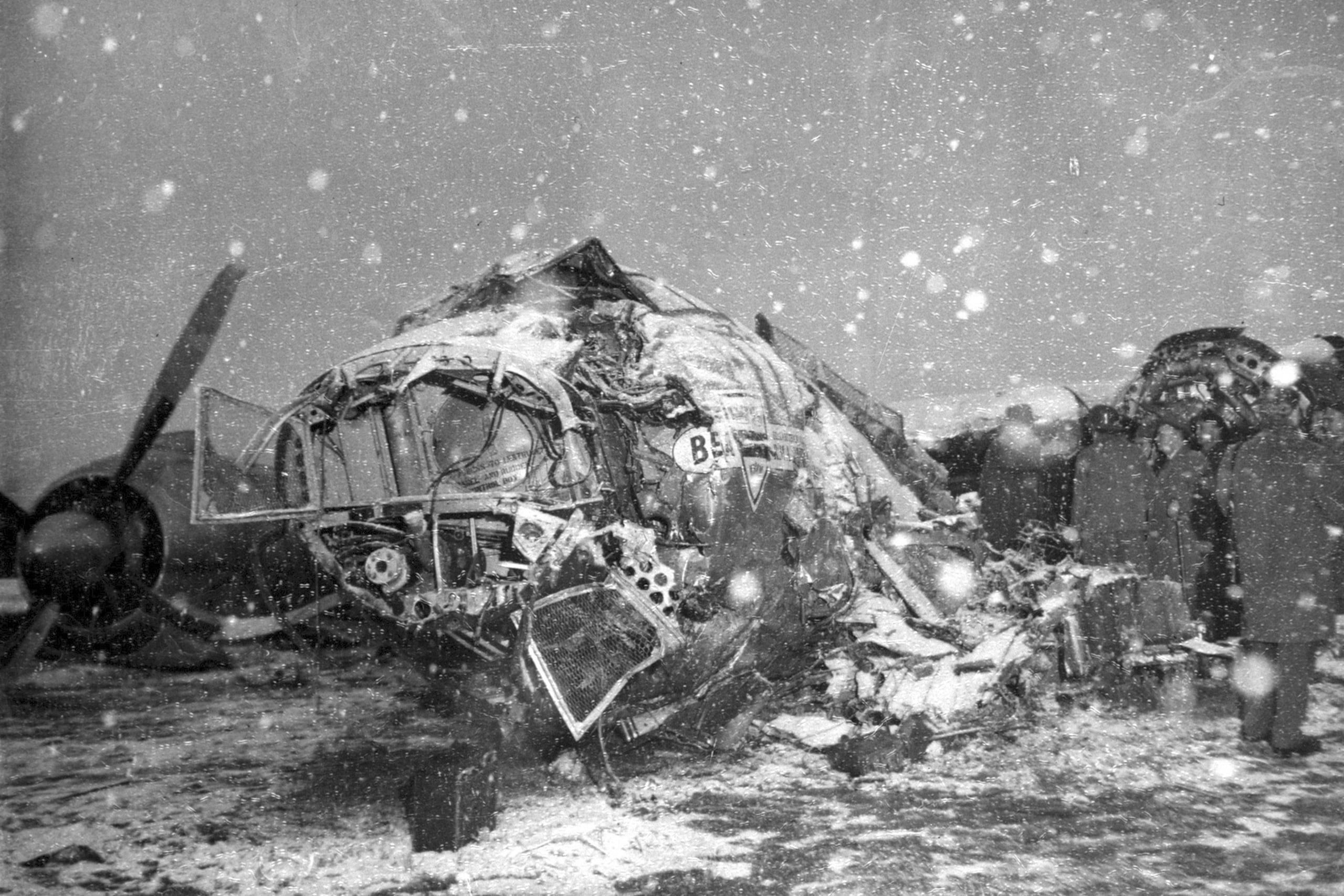 ARCHIVO - Foto del 6 de febrero de 1958, nieve cae sobre los restos de la aeronave BEA Elizabethan Airliner que se impactó al intentar despegar en Munich con integrantes del equipo del Manchester United y que resultó en 21 personas fallecidas, incluyendo siete jugadores. (AP Foto/Heinrich Sanden, Archivo)