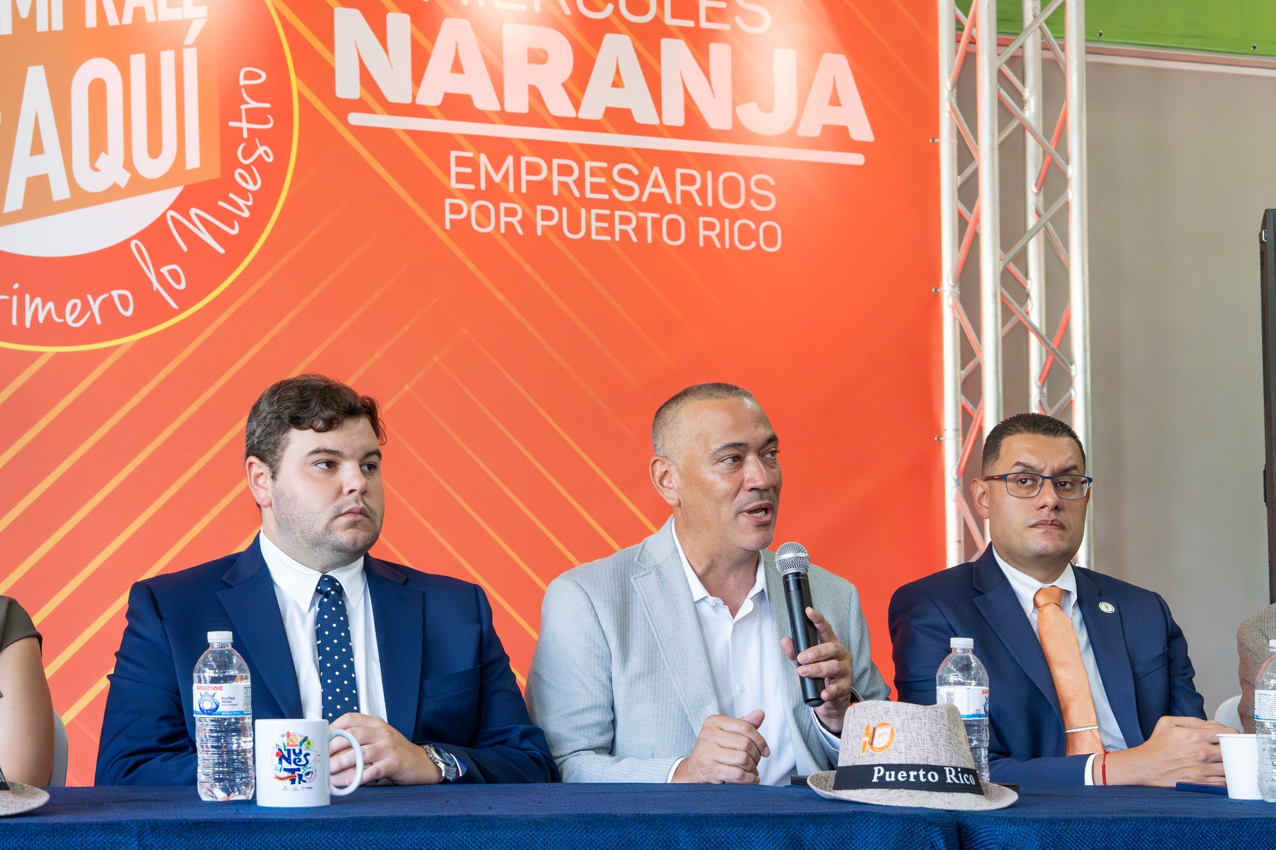Pablo Rovira, director de Desarrollo Económico y Turismo de San Juan; el presidente de Empresarios por Puerto Rico, Elliot Pacheco, y el alcalde de Camuy, Gabriel Hernández, hablan sobre la iniciativa para apoyar al comerciante local.