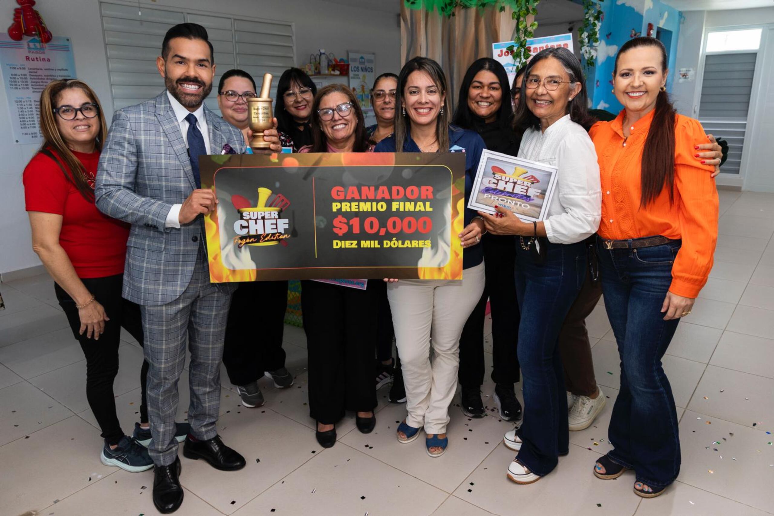 José Santana entregó junto a su madre, Carmen Quintero, el premio que obtuvo del "reality show" de Wapa Televisión.