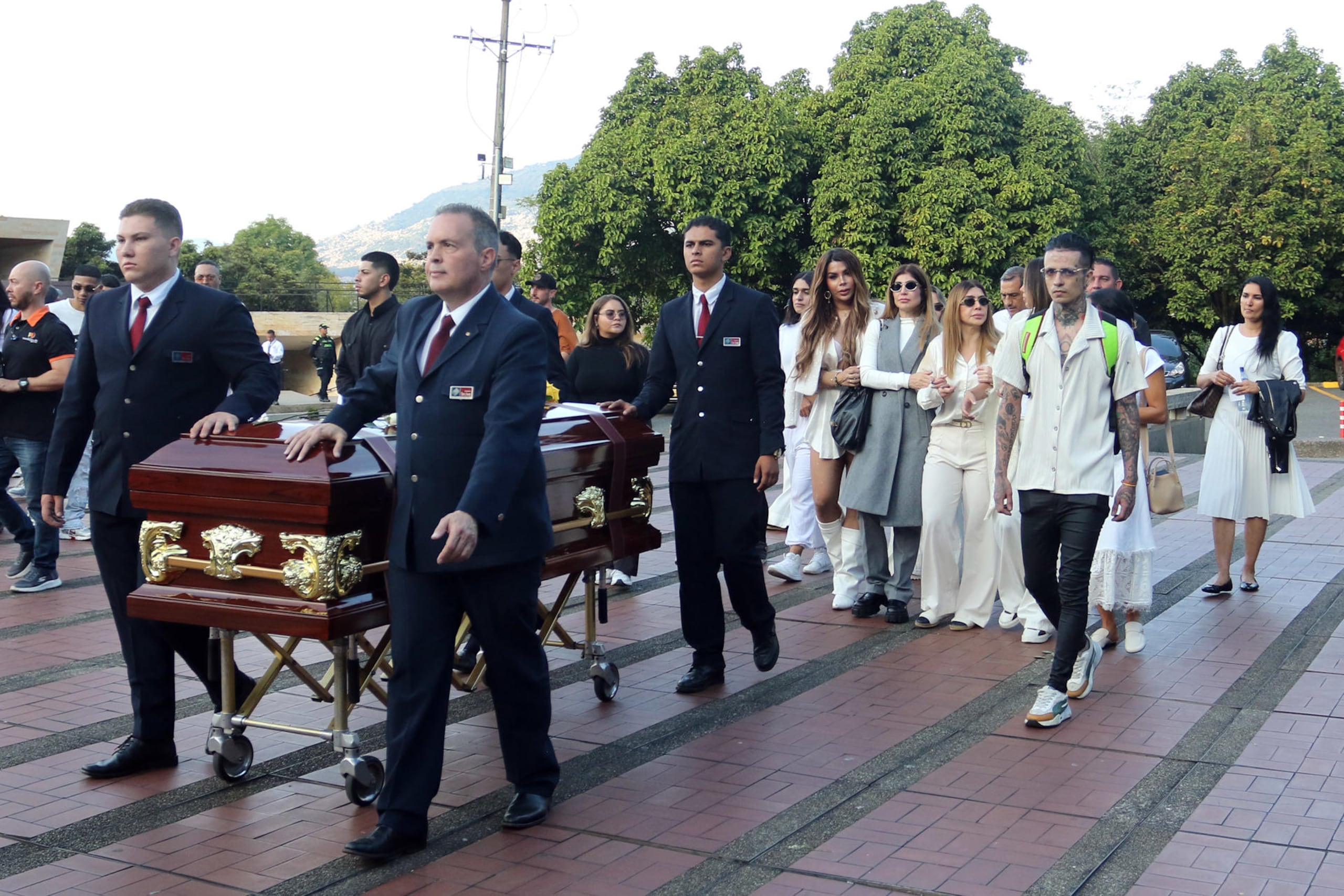 Familiares y amigos asisten al funeral del cantante colombiano B-King, encontrado sin vida el pasado 17 de septiembre en México.