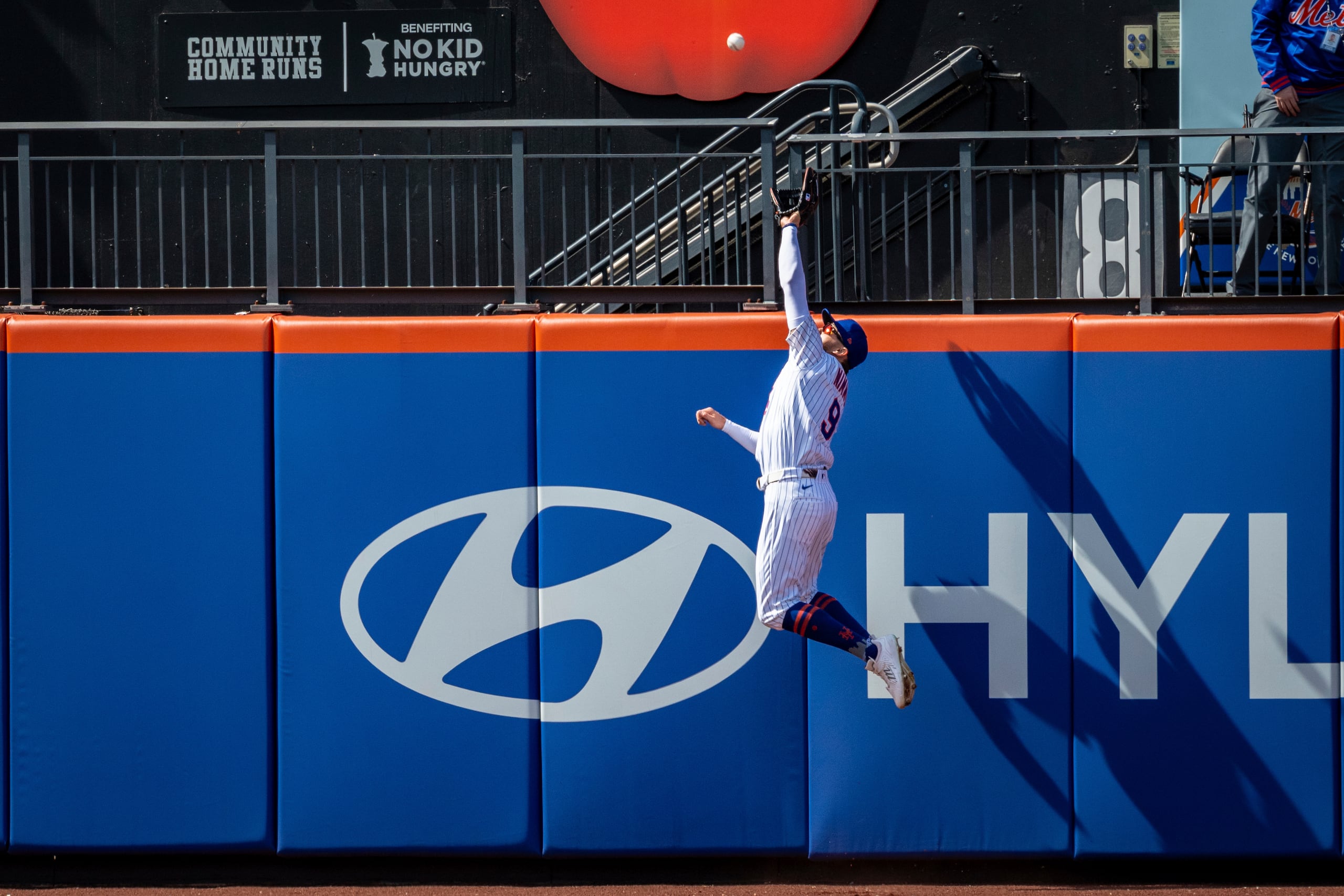 Brandon Nimmo (9), de los Mets de Nueva York, atrapa la pelota de Jordan Walker (18), de los Cardenales de San Luis, lo que hace que Walker salga volando, durante la sexta entrada de un juego de béisbol, el domingo 20 de abril de 2025, en Nueva York. (AP Foto/Angelina Katsanis)