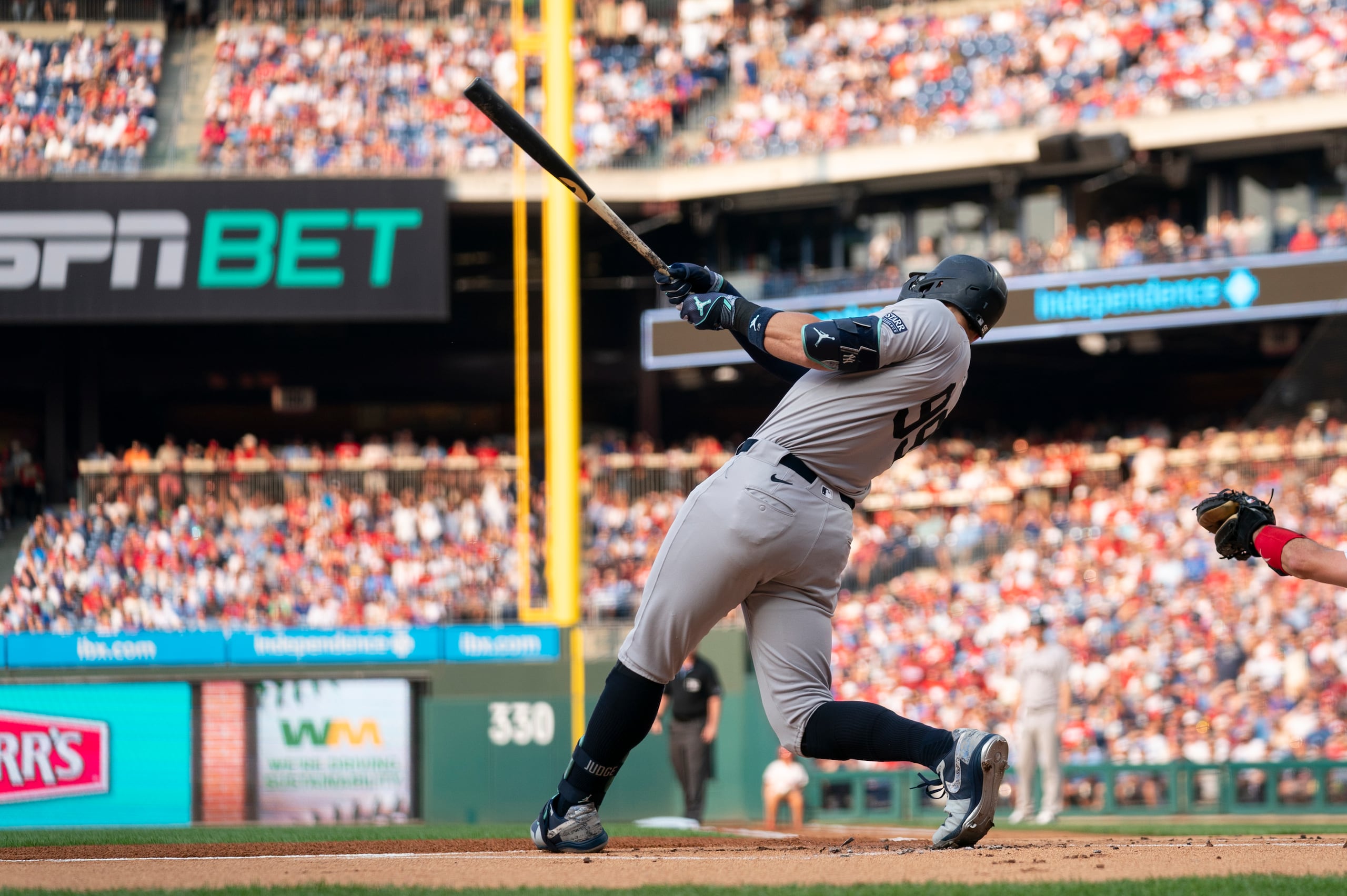 Aaron Judge, de los Yankees de Nueva York, batea un jonrón solitario durante la primera entrada del juego de béisbol en contra de los Filis de Filadelfia, el lunes 29 de julio de 2024, en Filadelfia. (AP Foto/Chris Szagola)