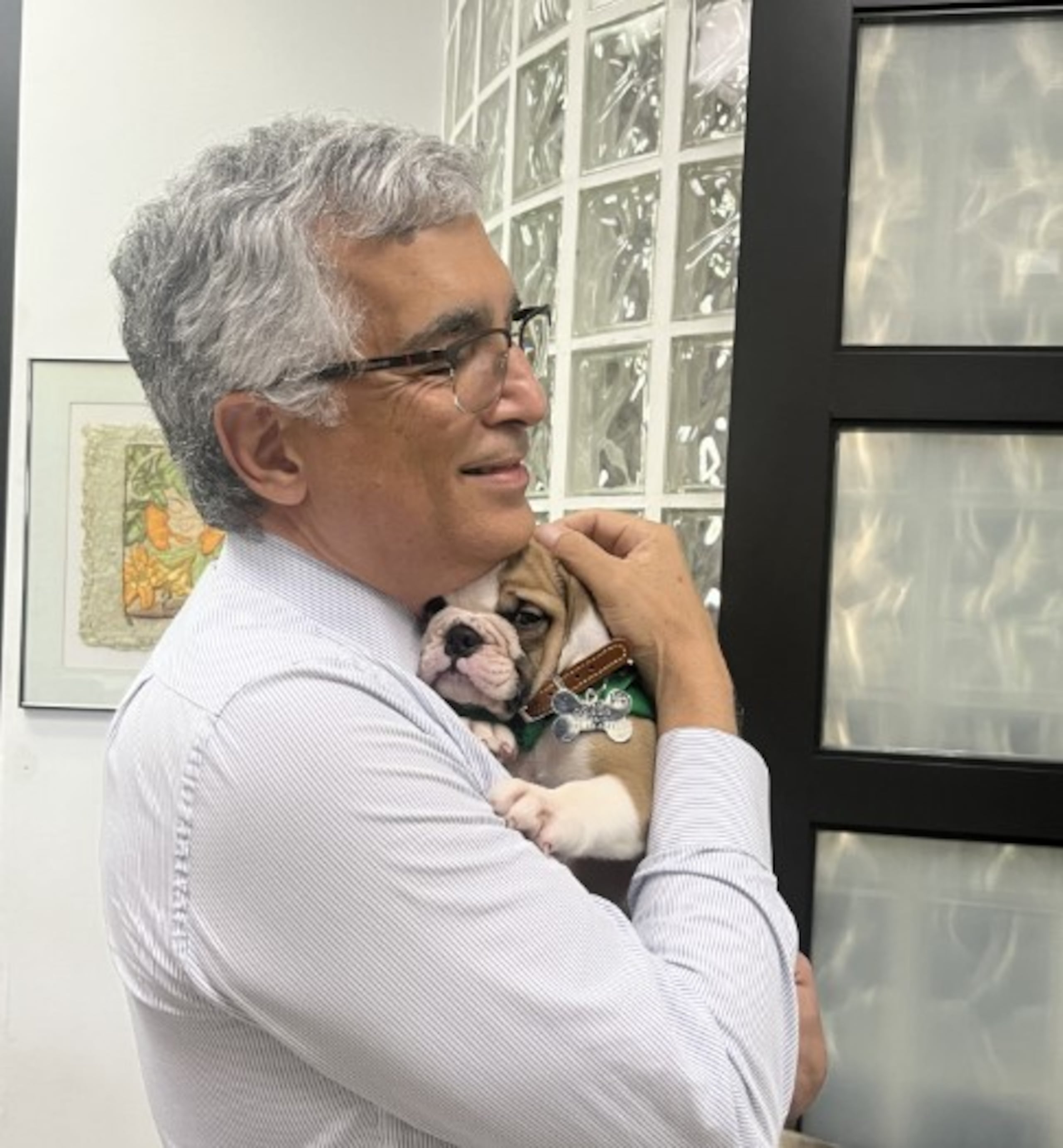 El rector del RUM, Agustín Rullán, abraza a Jane IX.
