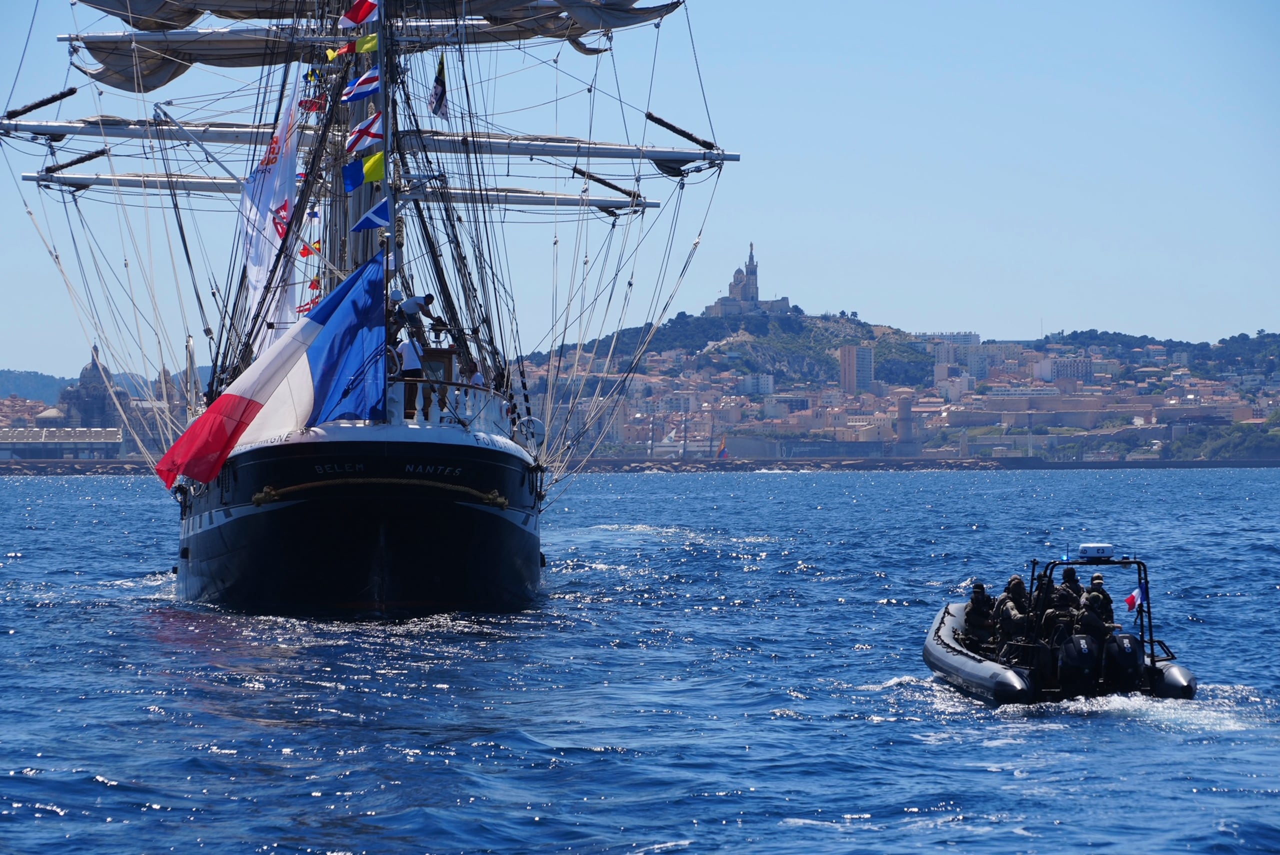 El Belem, el velero con la llama de los Juegos Olímpicos de París, se acerca al puerto de Marsella.