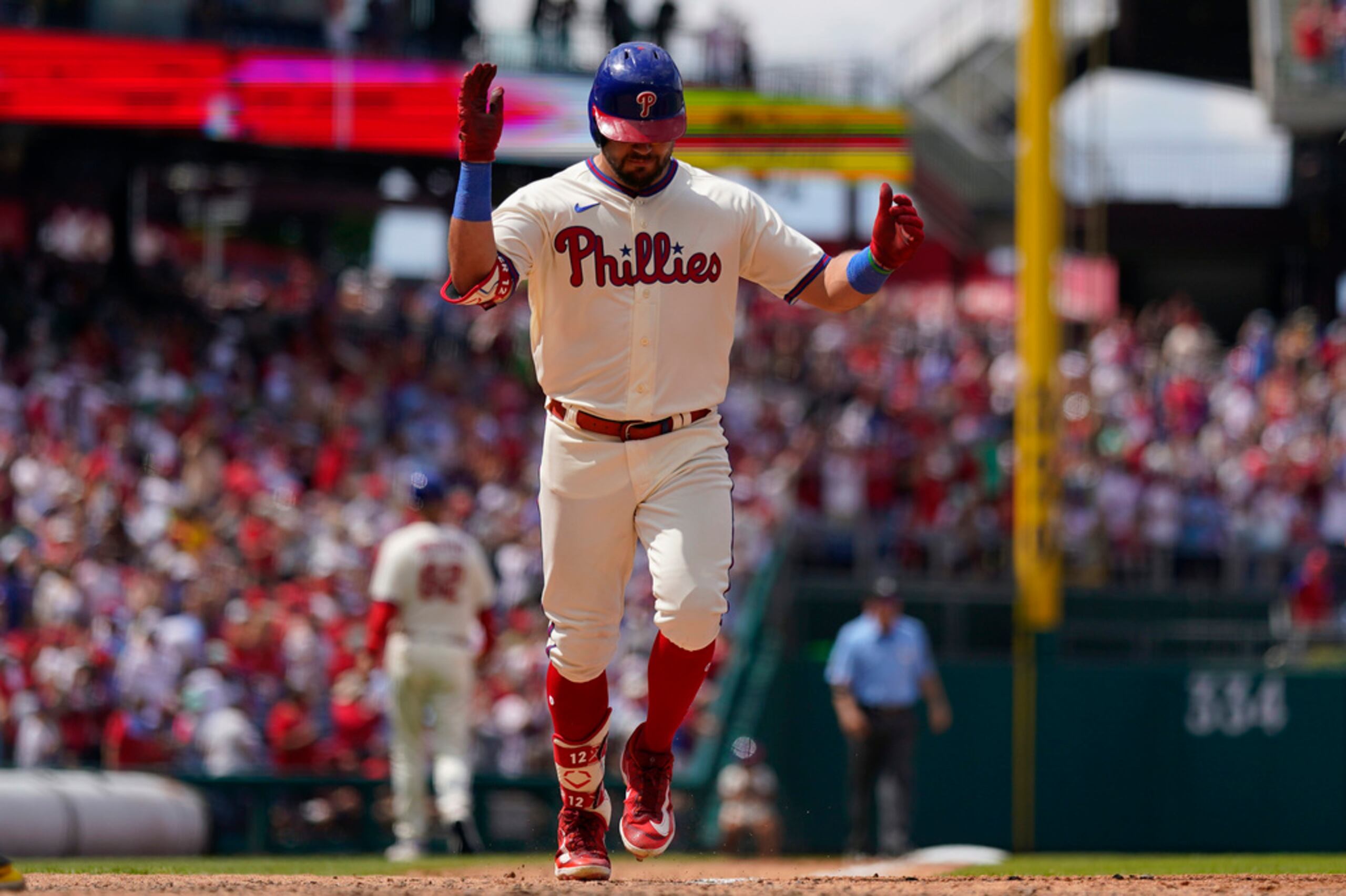 Kyle Schwarber reacciona tras pegar un jonrón en la séptima entrada.