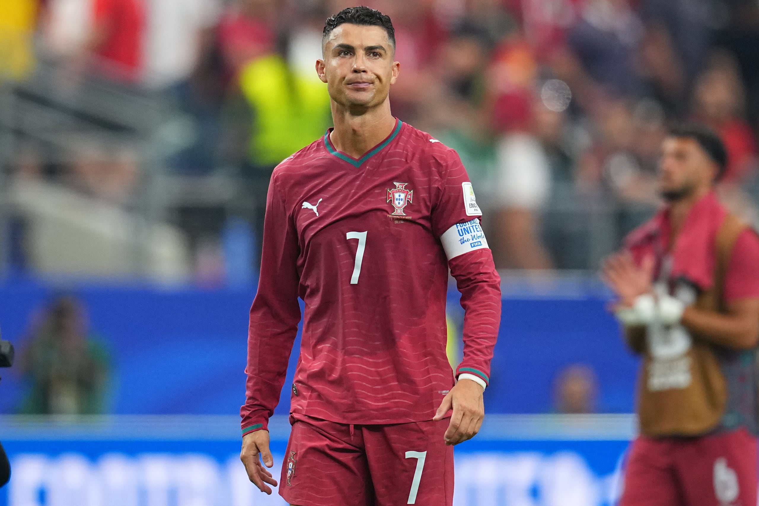 El delantero portugués Cristiano Ronaldo se retira del campo tras la derrota ante España en los octavos de final del Mundial el pasado 6 de julio.