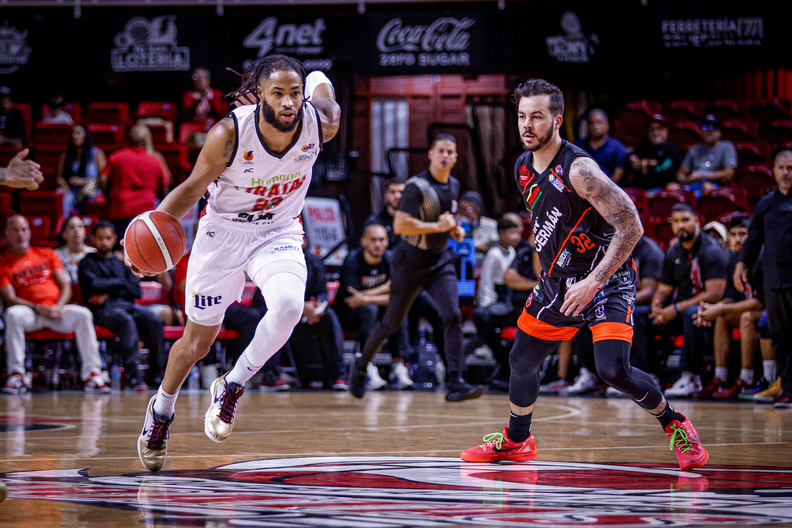 Phillip Wheeler, a la izquierda, fue el mejor anotador de los Piratas de Quebradillas con 20 puntos.