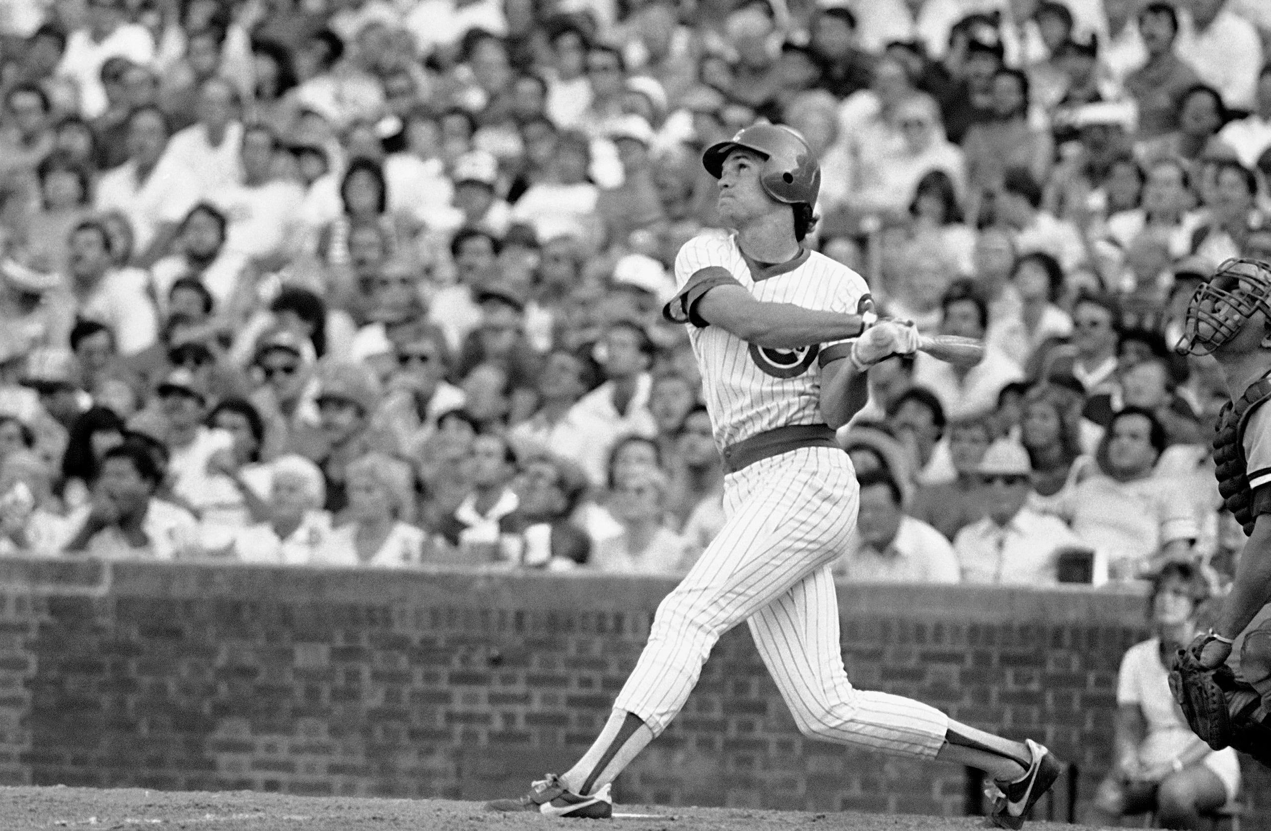 Ryne Sandberg de los Chicago Cubs conecta un triple durante el juego del 29 de agosto de 1984 contra los Cincinnati Reds en Chicago.