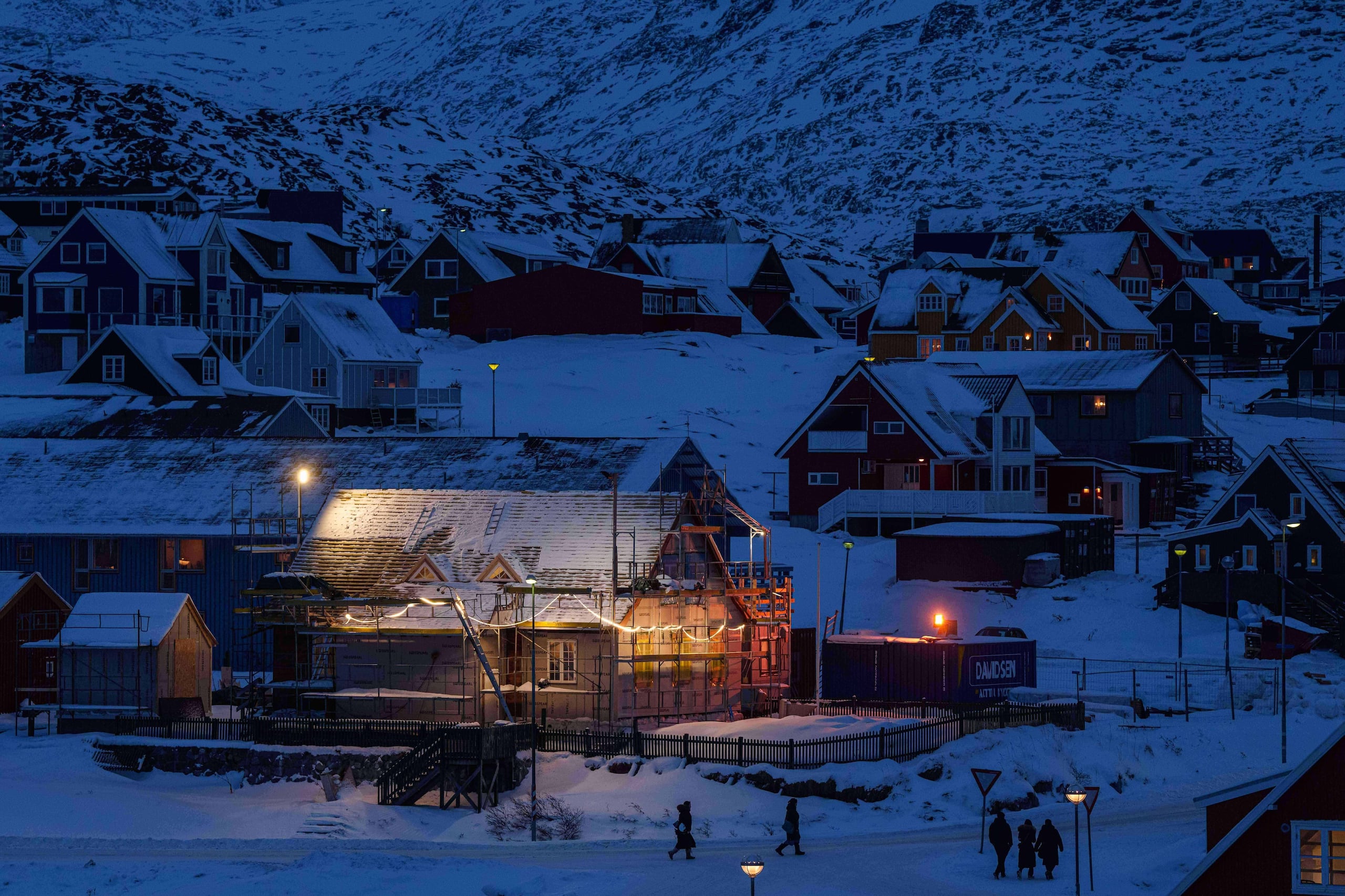 Varias personas caminan por una calle en el centro de Nuuk, Groenlandia, el 13 de enero de 2026. (AP Foto/Evgeniy Maloletka)