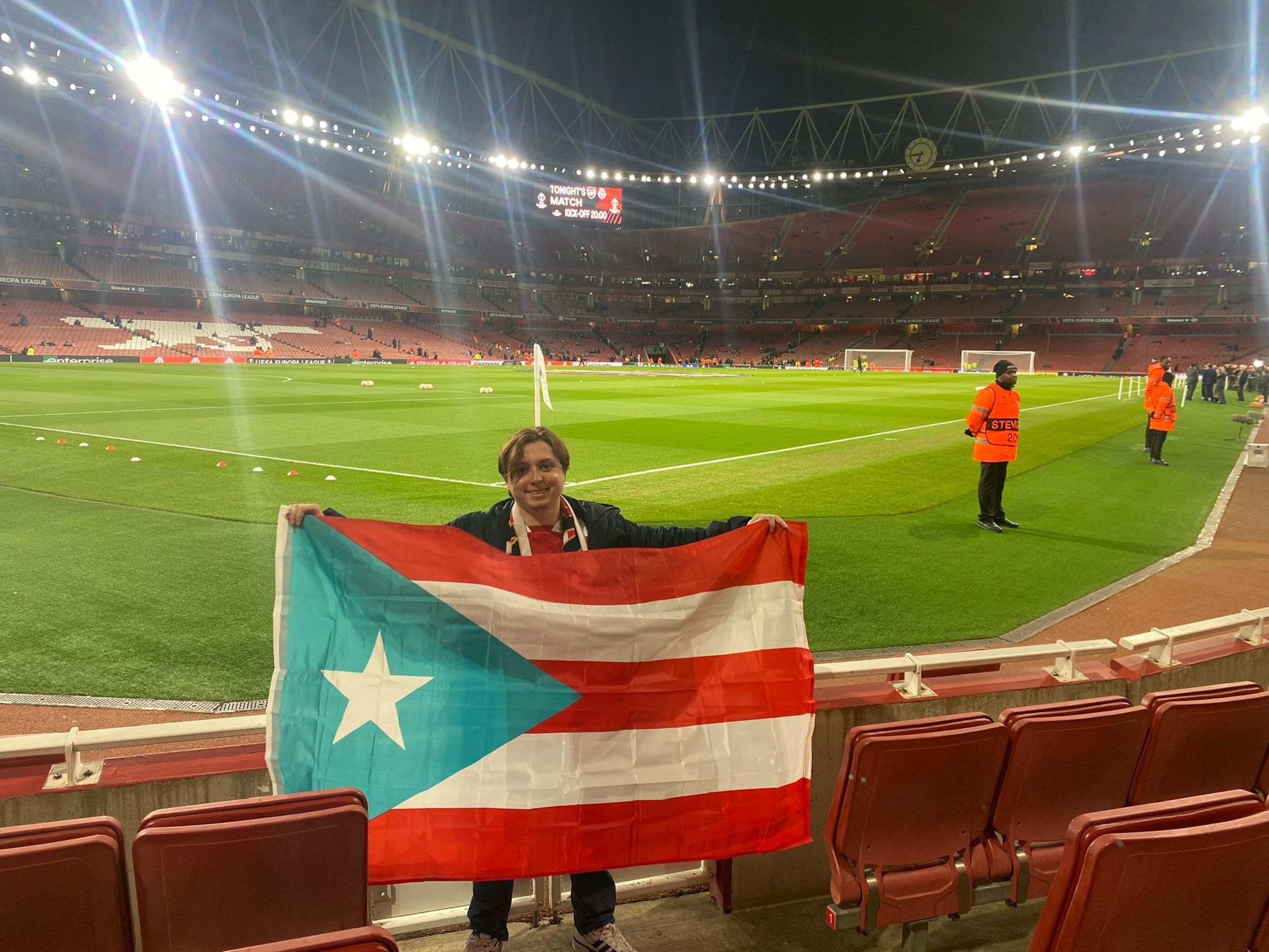 Diego Javier Mojica Winchester con la bandera puertorriqueña en el Emirates Stadium, en Londres.