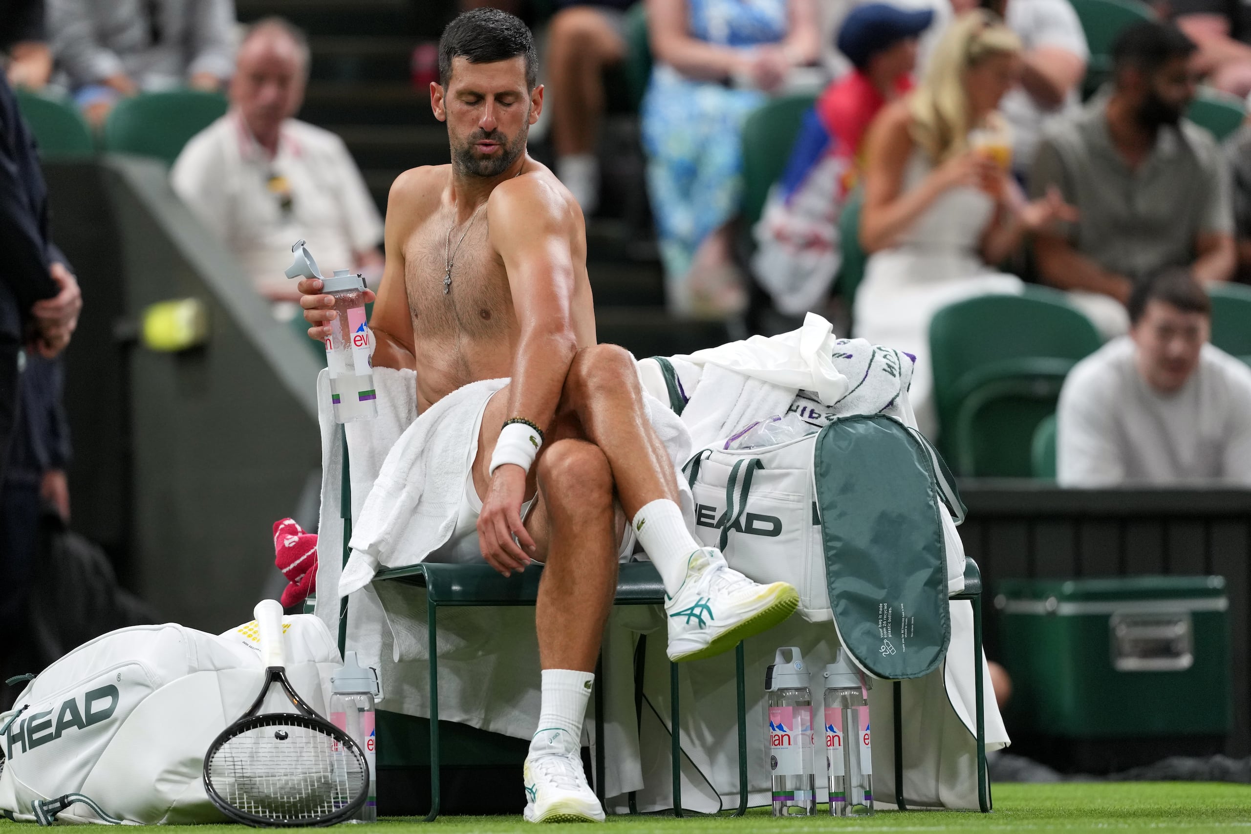 Novak Djokovicse estira en uno de los descansos entre sets de su juego ante Yibing Wu de China.