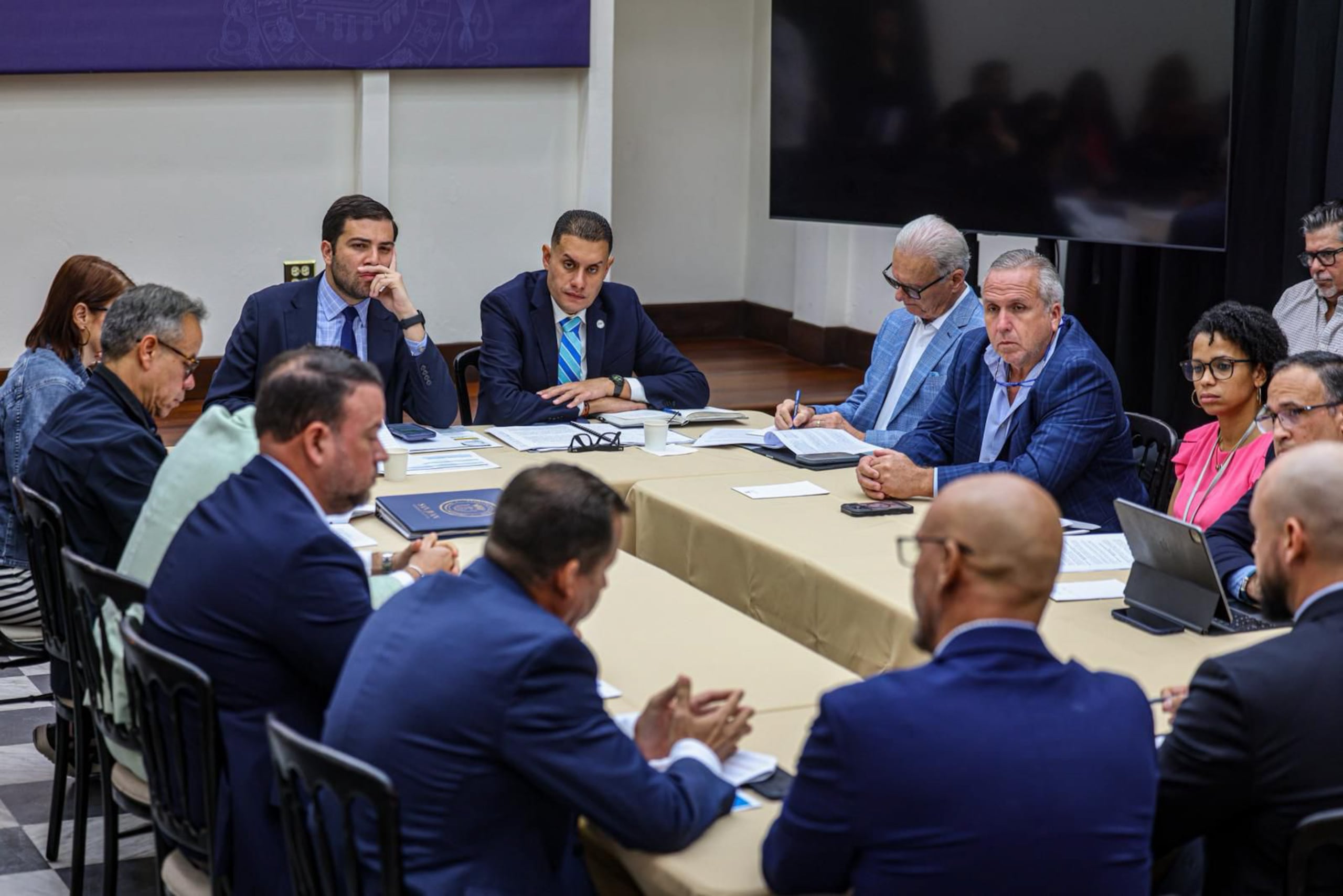 La reunión estuvo encabezada por el presidente de la Federación de Alcaldes, Gabriel Hernández, y el secretario del DDEC, Sebastián Negrón Reichard.