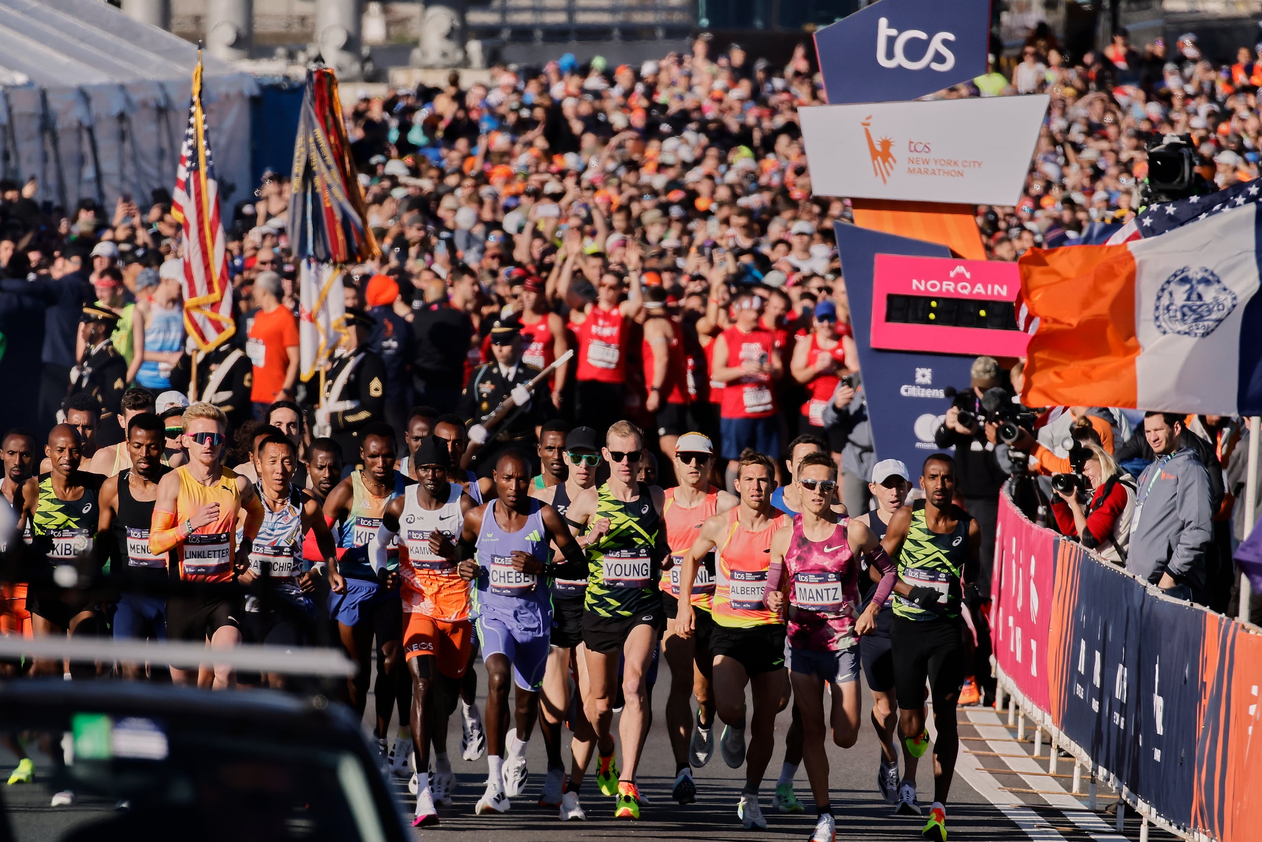 El pelotón de la división elite masculina hace su salida en el Maratón de Nueva York este domingo en la mañana por los distritos de la ciudad.