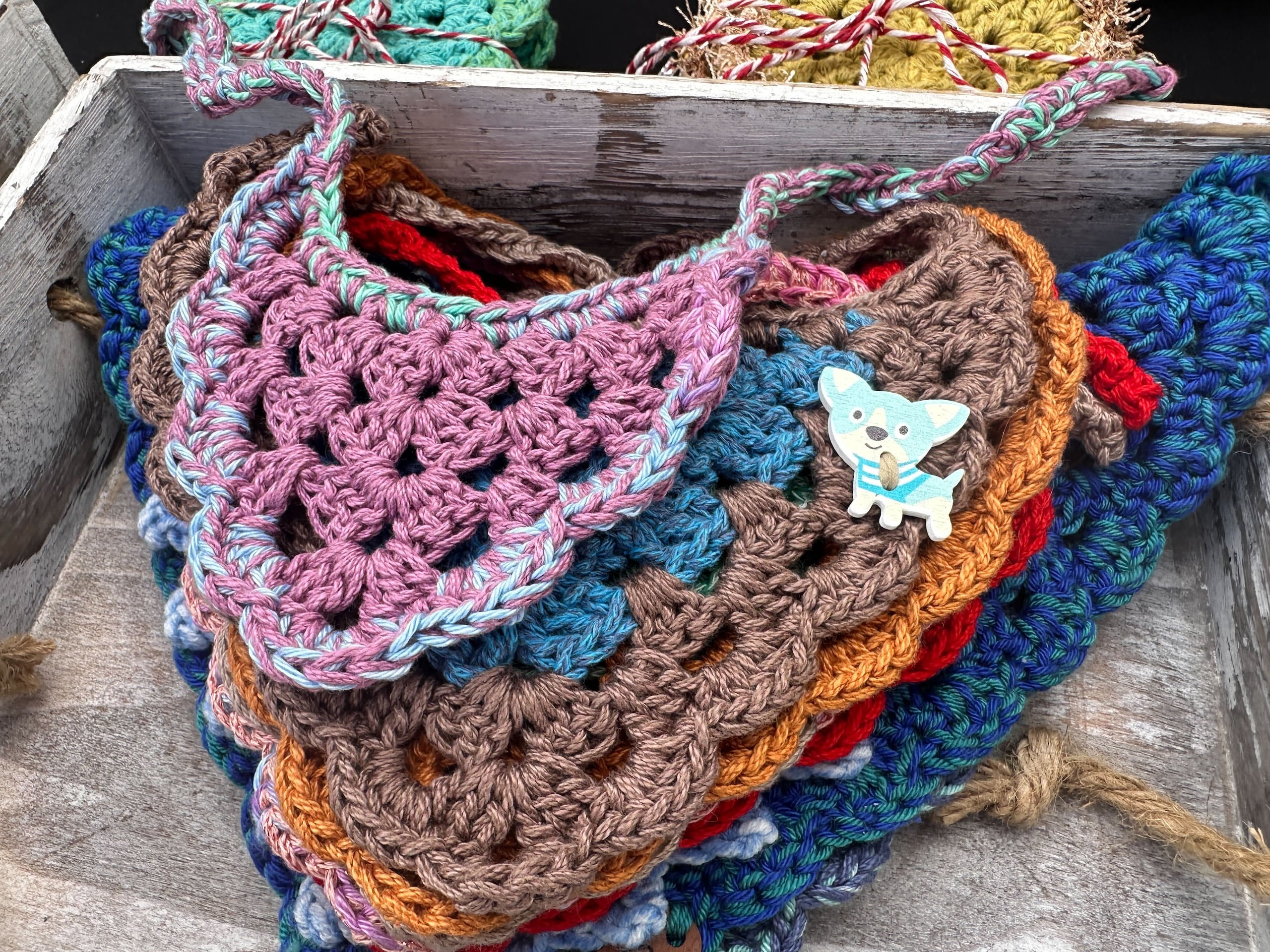 Cotto está preparada para seguir vendiendo sus collares para mascotas en crochet, uno de sus ofertas más populares.