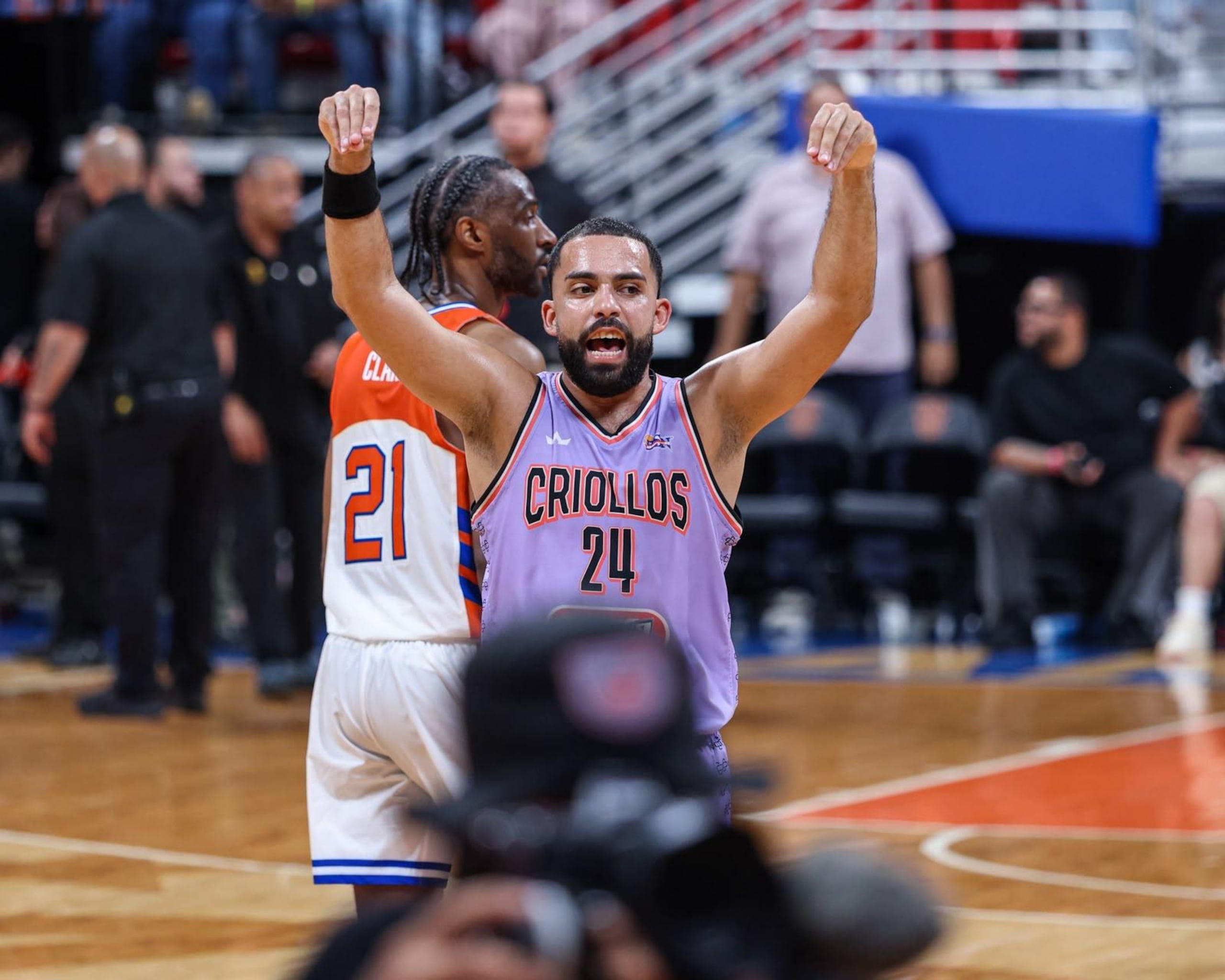 El armador de los Criollos de Caguas Christian "Cuco" López, celebra durante el sexto juego de semifinal de conferencia contra los Cangrejeros de Santurce.