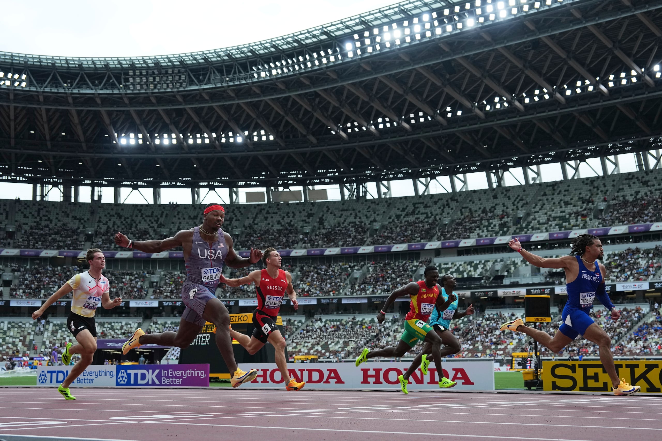 Ayden Owens, al frente de todos los corredores, a la derecha, ganó ayer viernes los eventos de los 100 y 400 metros. En el primer estableció su mejor tiempo de la temporada con 10.31 segundos. (AP Photo/Bernat Armangue)