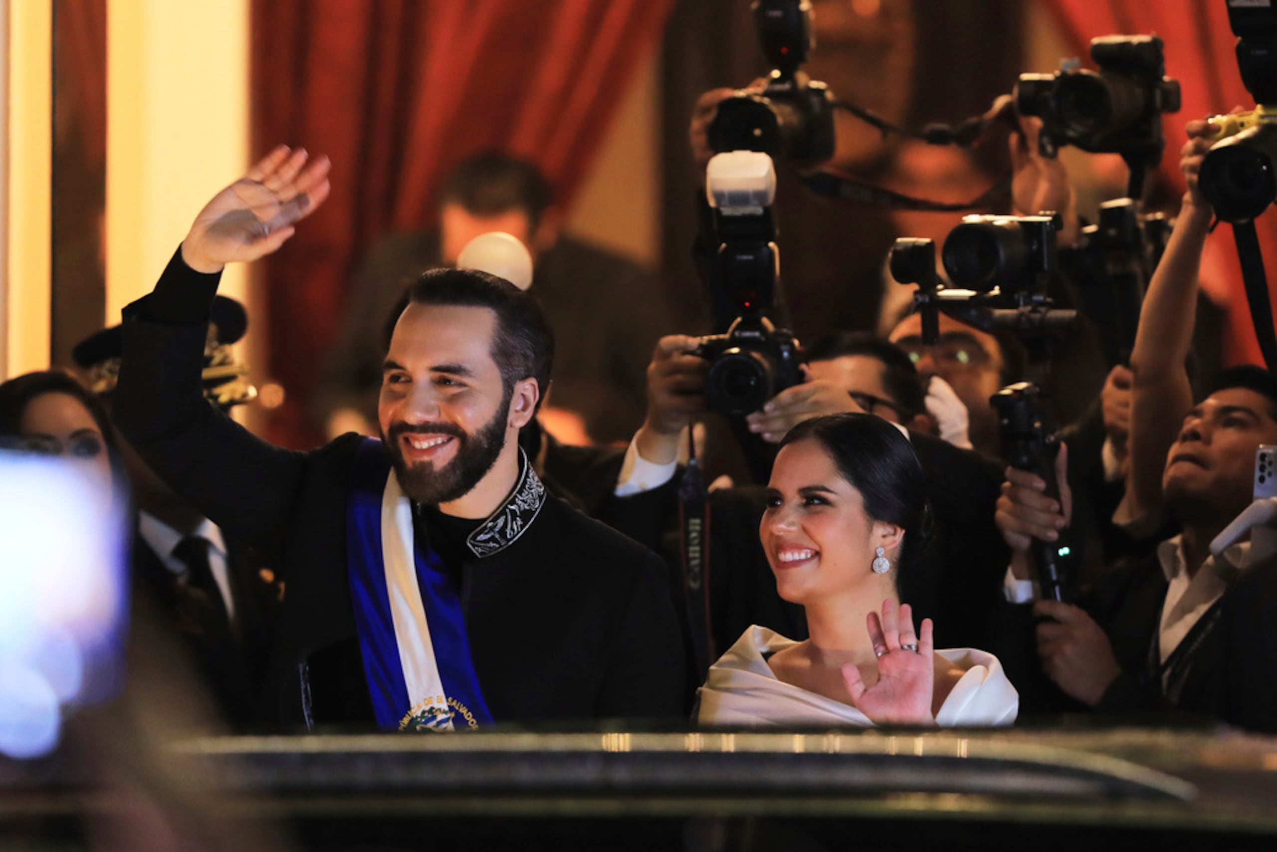 El presidente de El Salvador, Nayib Bukele, y la primera dama, Gabriela Bukele, saludan tras su discurso anual al Congreso en el Teatro Nacional en San Salvador, El Salvador, el domingo 1 de junio de 2025.