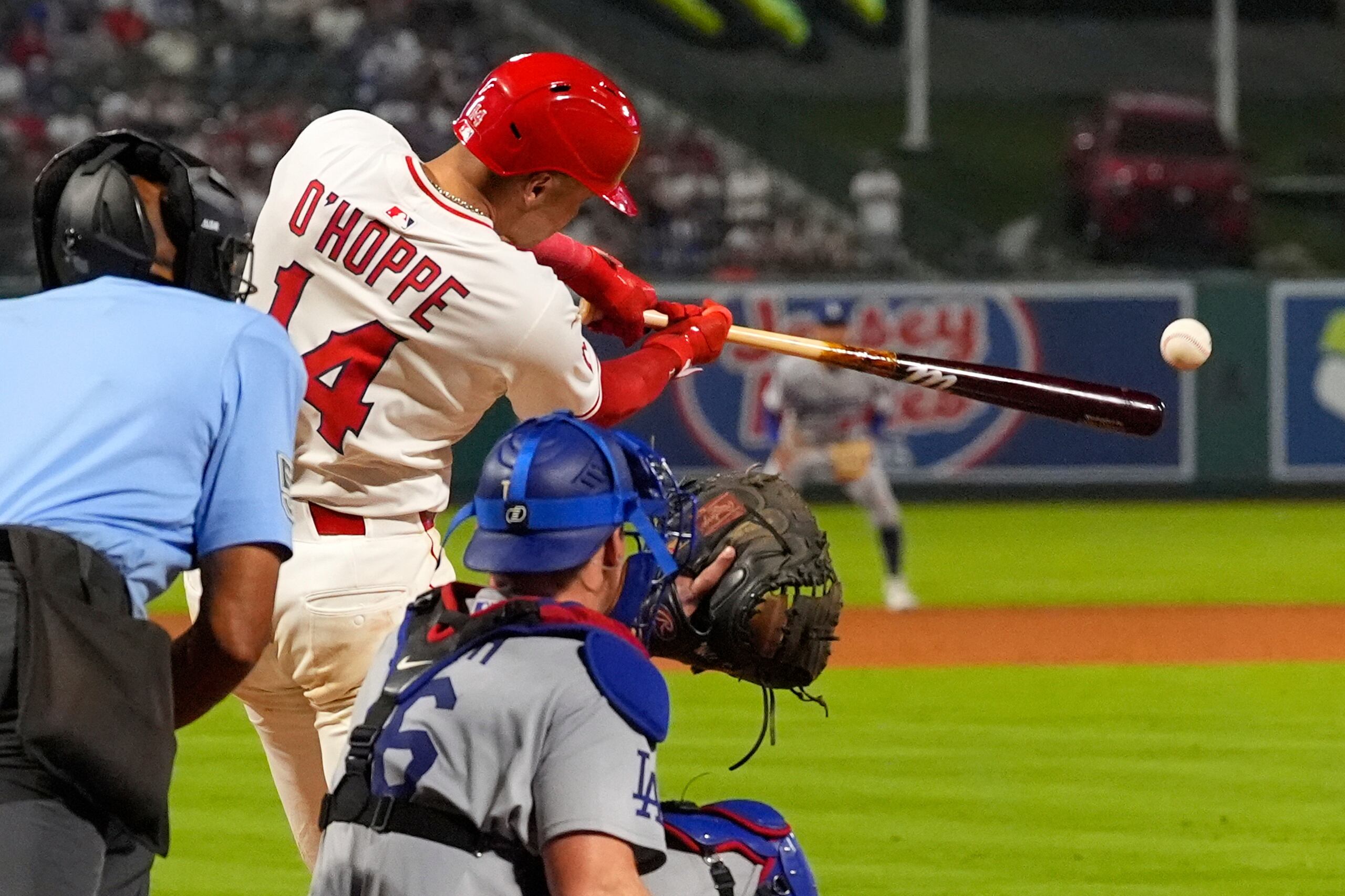 Logan O'Hoppe, de los Angelinos de Los Ángeles, batea un sencillo productor ante los Dodgers de Los Ángeles, el miércoles 13 de agosto de 2025 (AP Foto/Mark J. Terrill)