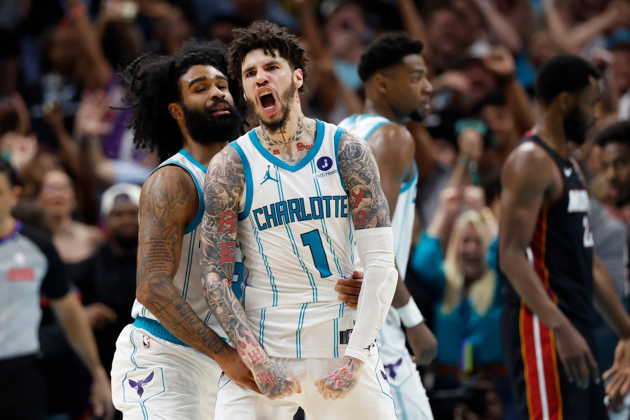 LaMelo Ball, de los Hornets de Charlotte, celebra después del canasto del gane de Coby White ante el Heat de Miami.