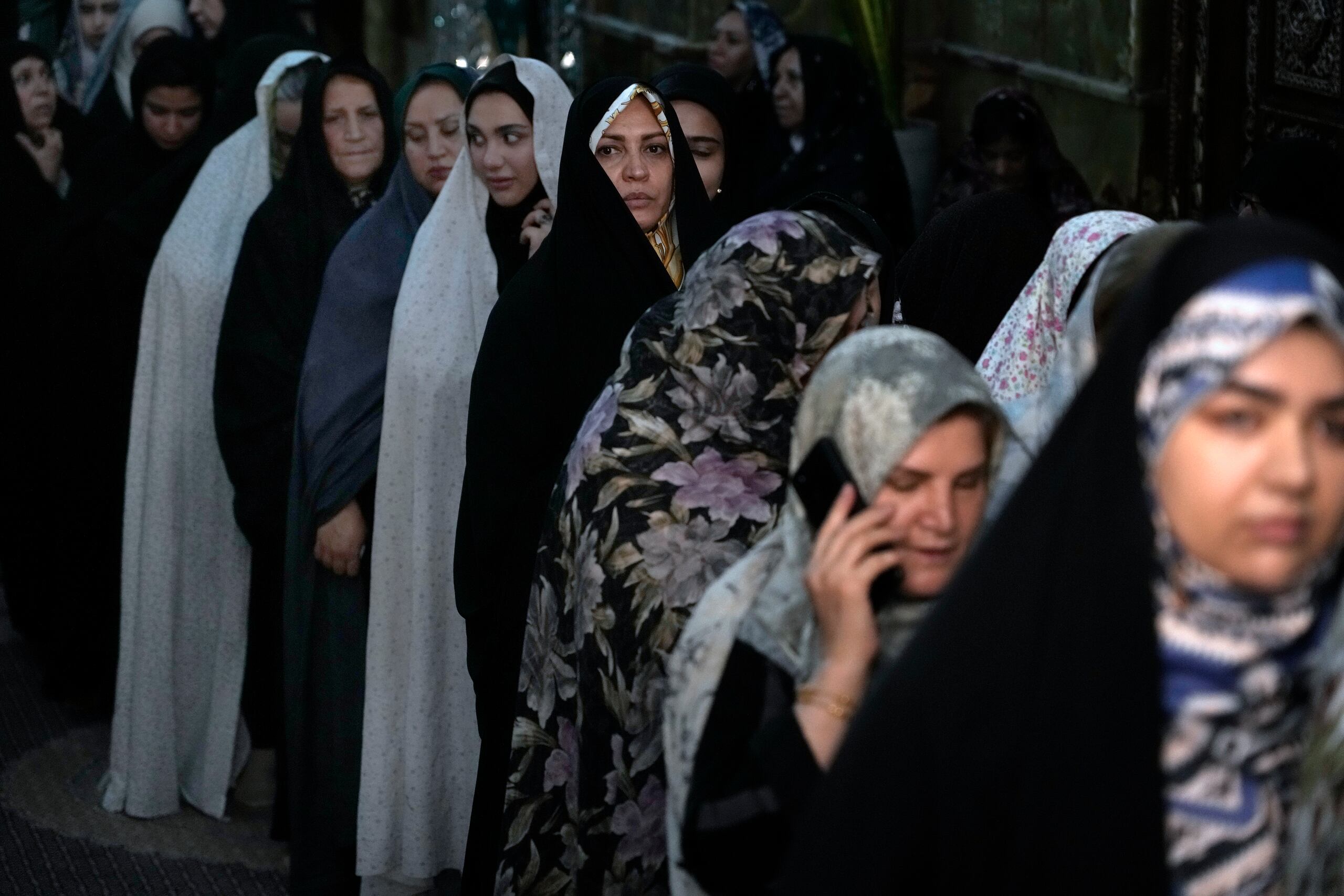 Varias mujeres se forman para votar en la segunda vuelta de las elecciones presidenciales de Irán en un centro de votación de Teherán, el viernes 5 de julio de 2024. (AP Foto/Vahid Salemi)