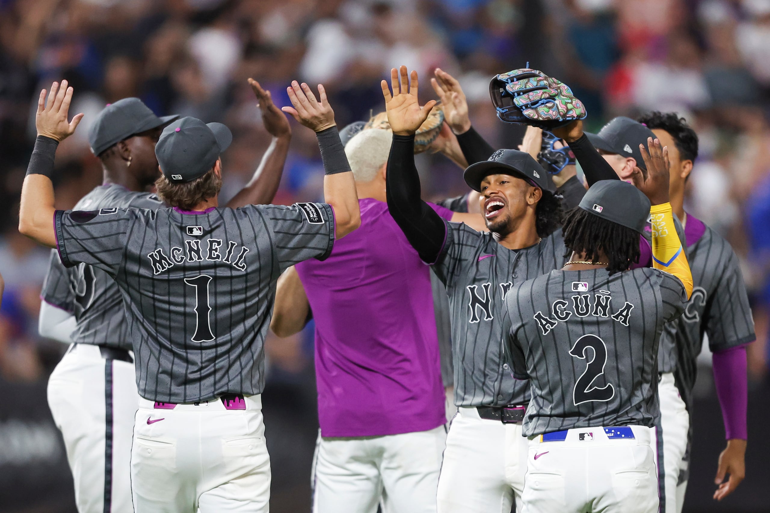 Jugadores de los Mets de Nueva York celebran después de remontar y vencer a los Angelinos de Los Ángeles en partido de béisbol de Grandes Ligas, el lunes 21 de julio de 2025, en Nueva York. (AP Foto/Heather Khalifa)