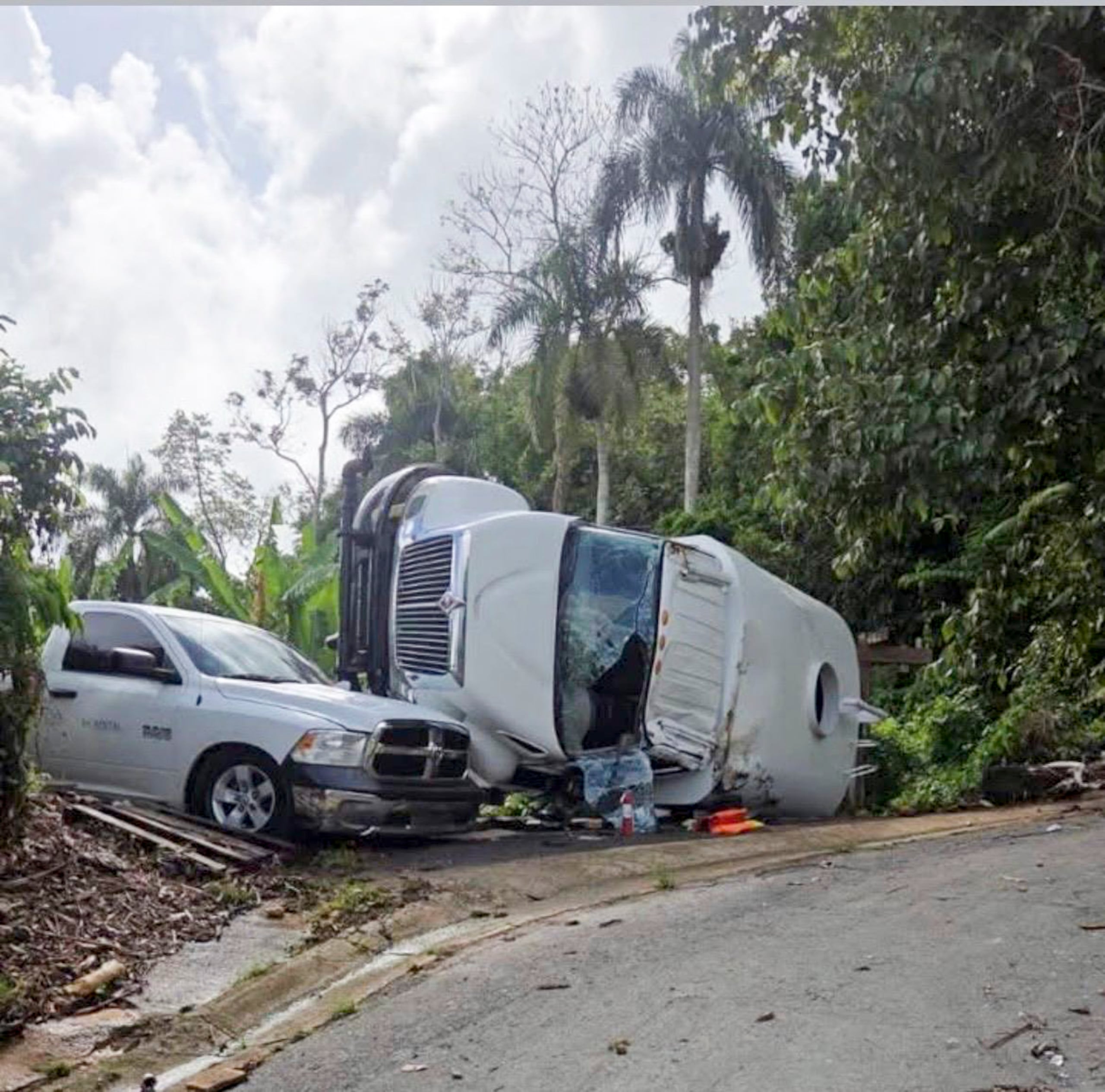 Un camión cisterna se volcó en la carretera PR-834, en el barrio Sonadora en Guaynabo