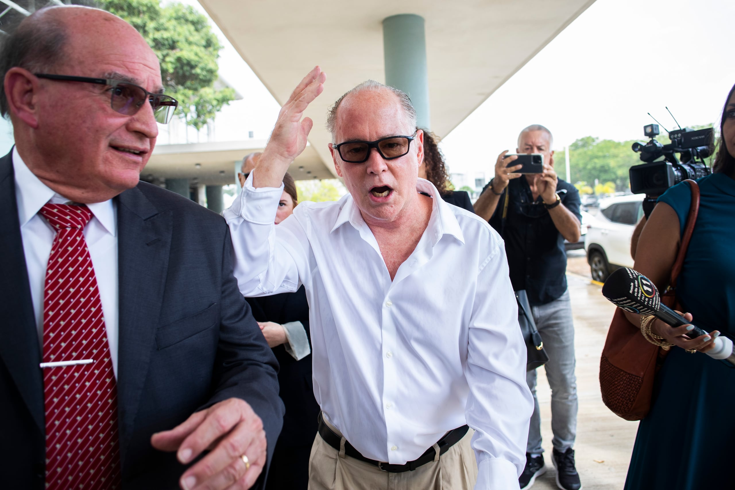 Pablo Casellas, a la derecha, enfrenta cargos por asesinato y Ley de Armas, entre otros, por el crimen de su esposa Carmen Paredes Cintrón en el 2012.