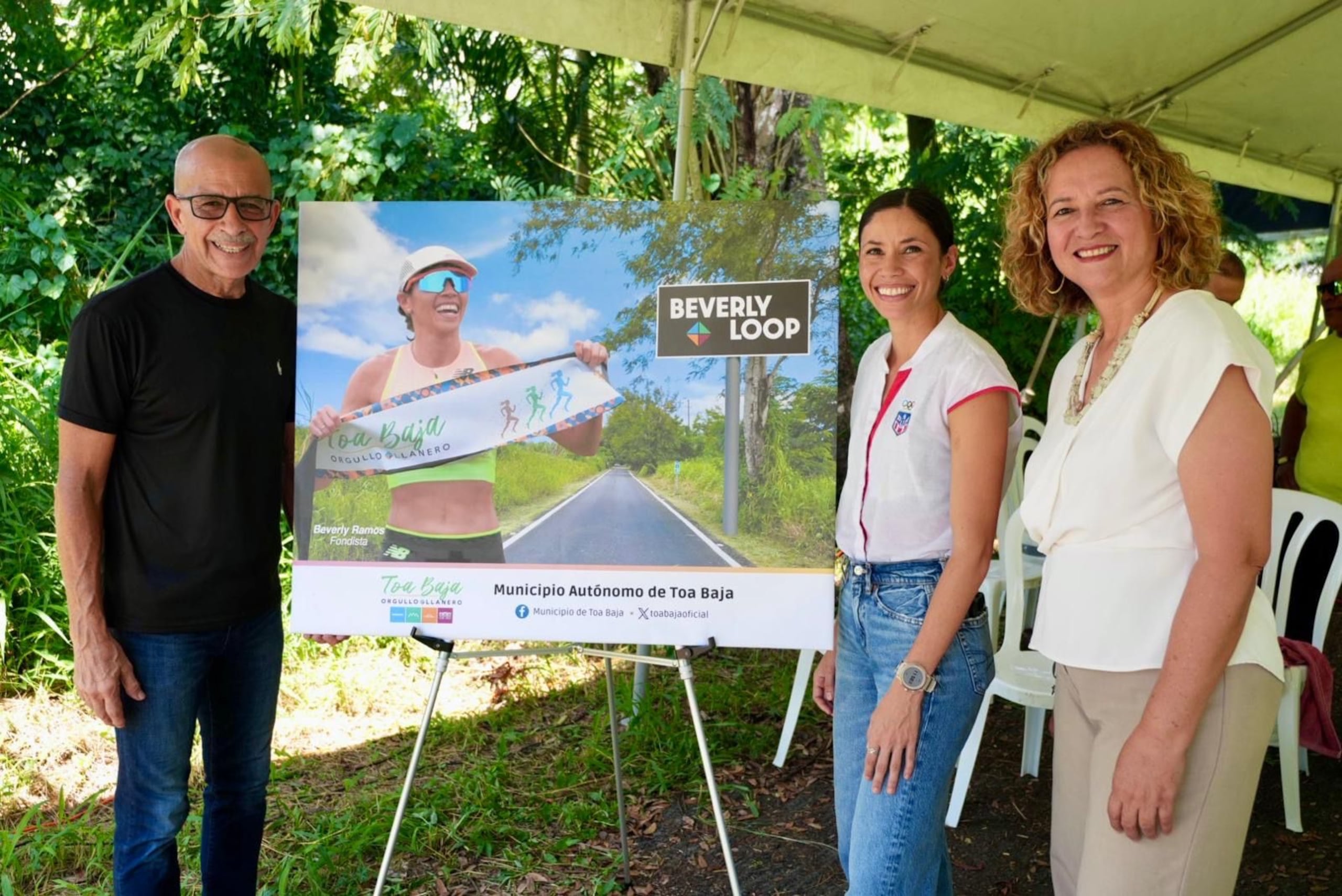 El alcalde de Toa Baja, Bernardo "Betito" Márquez García; la fondista Beverly Ramos y la presidente del Copur, Sara Rosario, estuvieron presentes en la presentación del 42k Llanero.