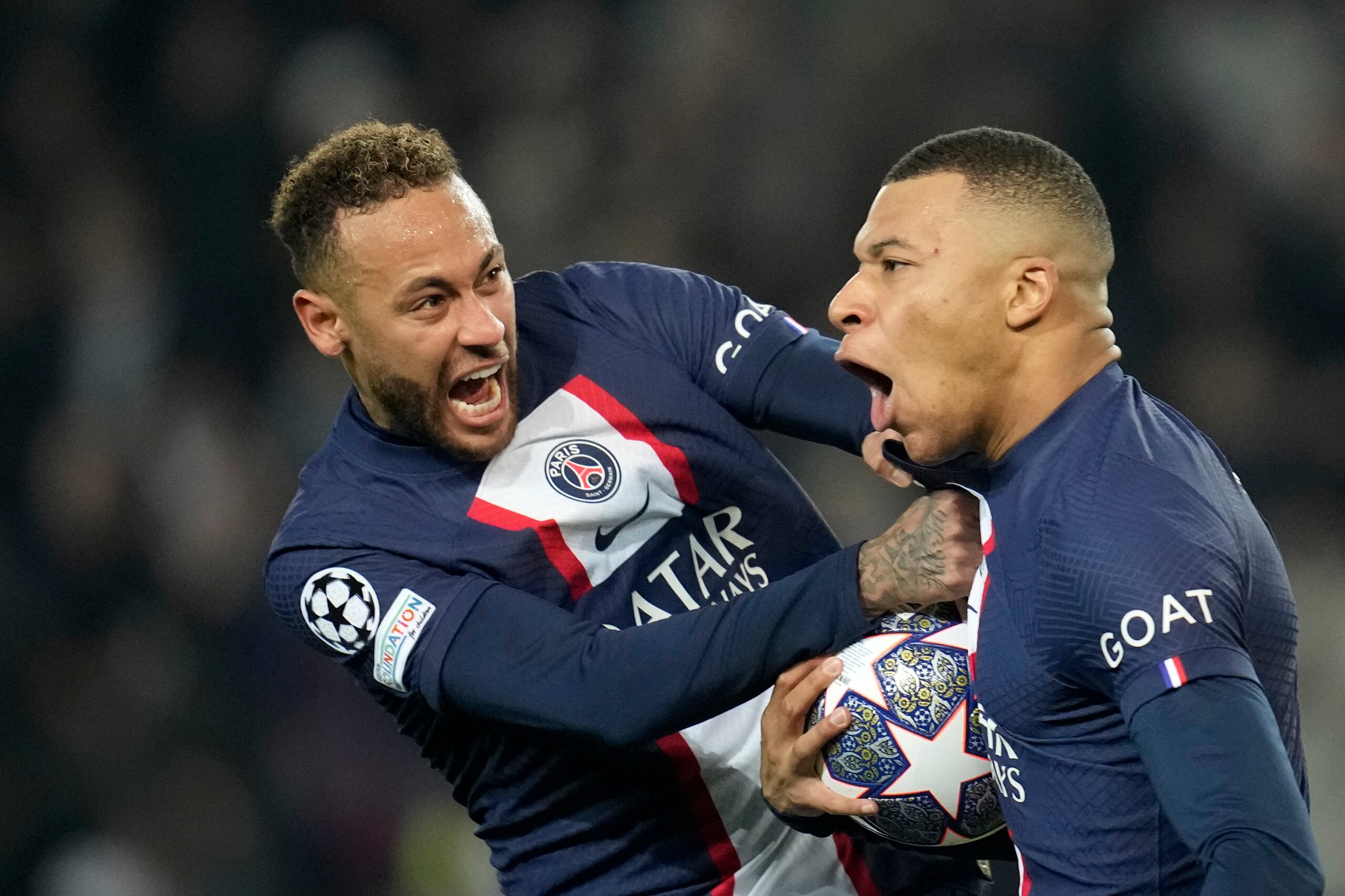 Kylian Mbappé (derecha) celebra con Neymar en mejores tiempos tras anotar un gol que fue anulado para el PSG en el partido contra Bayern Múnich en los octavos de final de la Liga de Campeones.