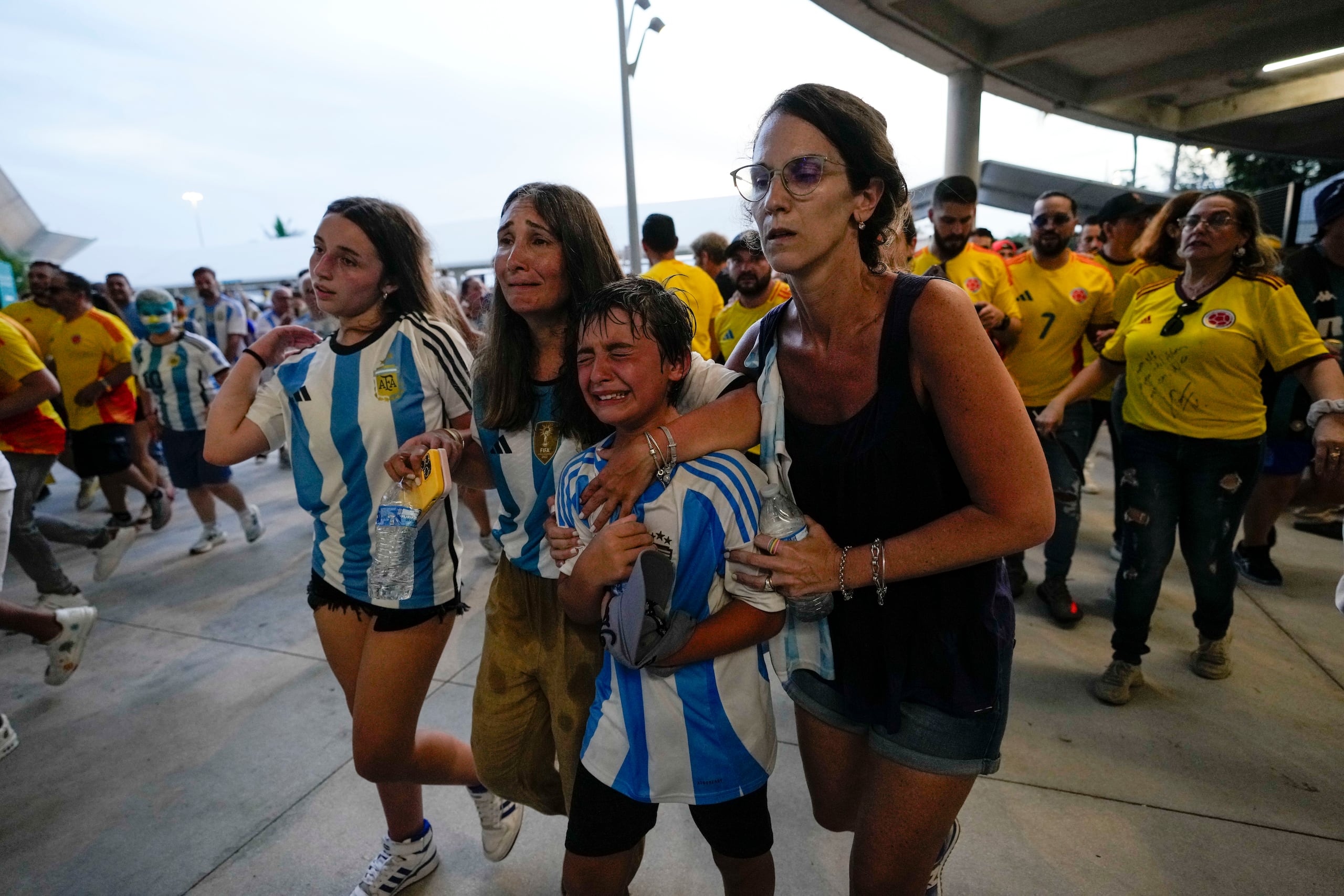 Hinchas intentan ingresar a la final de la Copa América entre Argentina y Colombia en Miami Gardens, Florida.