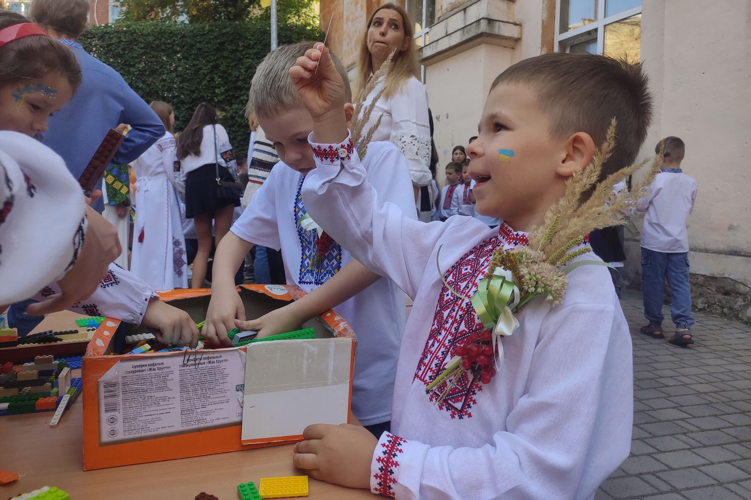 Las ceremonias oficiales se redujeron al mínimo y solo aquellos que empezaban su primero y su último curso escolar participaron en un breve evento, seguido de algunos juegos para los más pequeños.