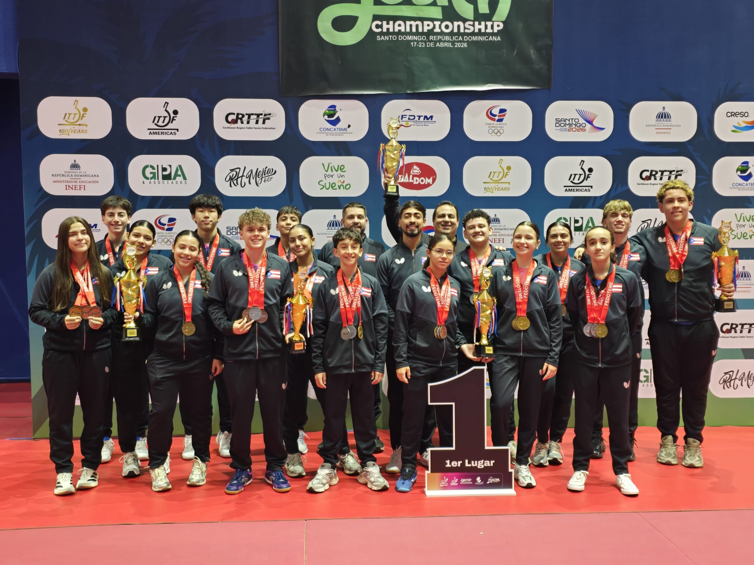 El equipo de Puerto Rico posa tras ganar el Campeonato Iberoamericano de Tenis de Mesa 2026.