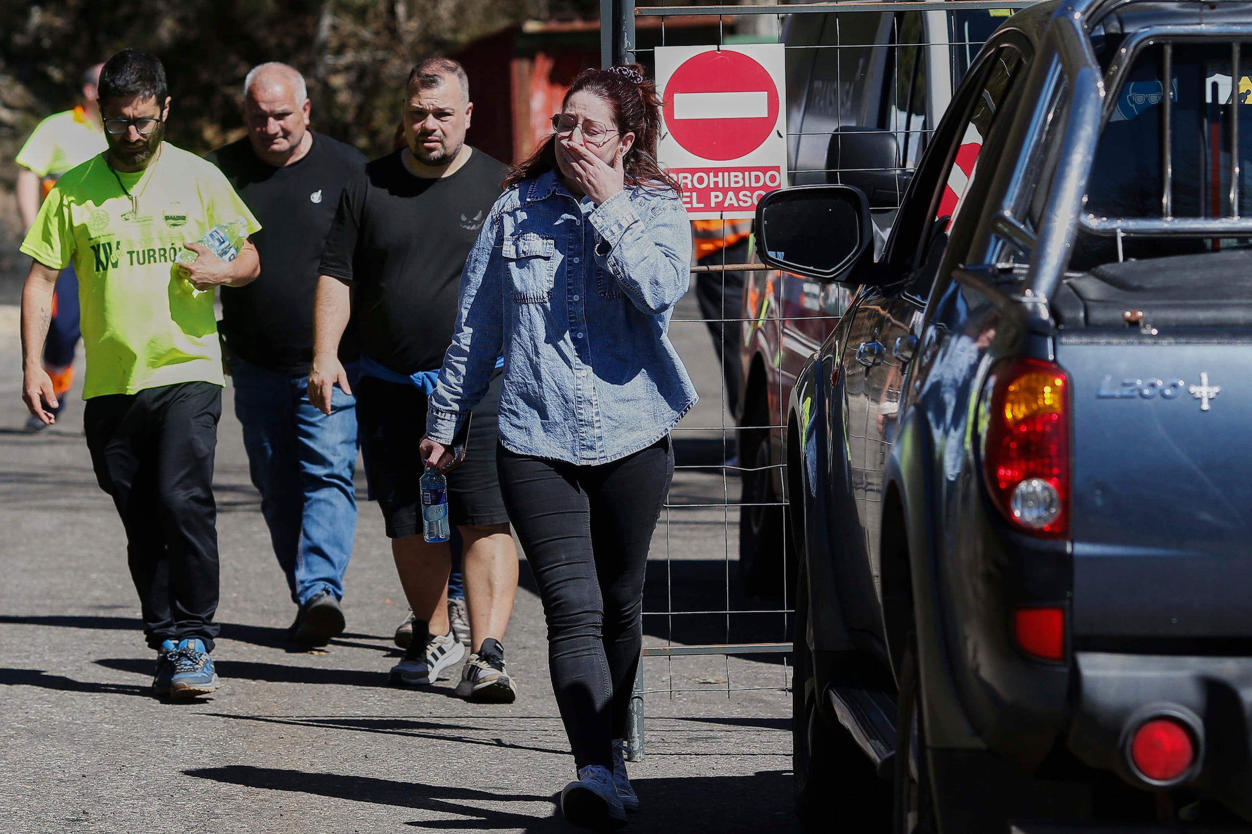 Varias personas se acercan al lugar donde se registró un accidente mortal en una mina en Cerredo, España, el lunes 31 de marzo de 2025. (Carlos Castro/Europa Press vía AP)