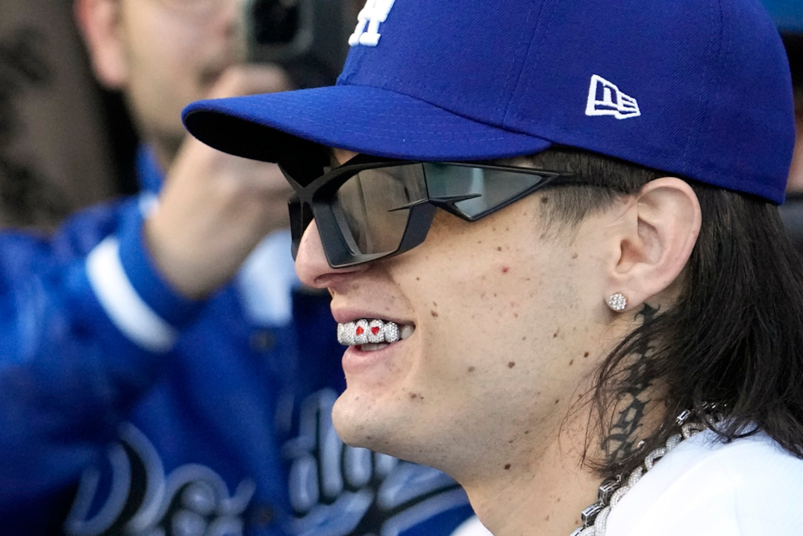 El cantante mexicano Peso Pluma sonríe al hablar con el primer pitcher Julio Urias antes de lanzar la primera bola del partido entre los Dodgers de Los Angeles y los Piratas de Pittsburgh el 5 de julio de 2023 en Los Angeles. Peso Pluma encabeza la lista de finalistas de los Premios Billboard de la Música Latina con 21 menciones, según se anunció el 24 de agosto de 2023.