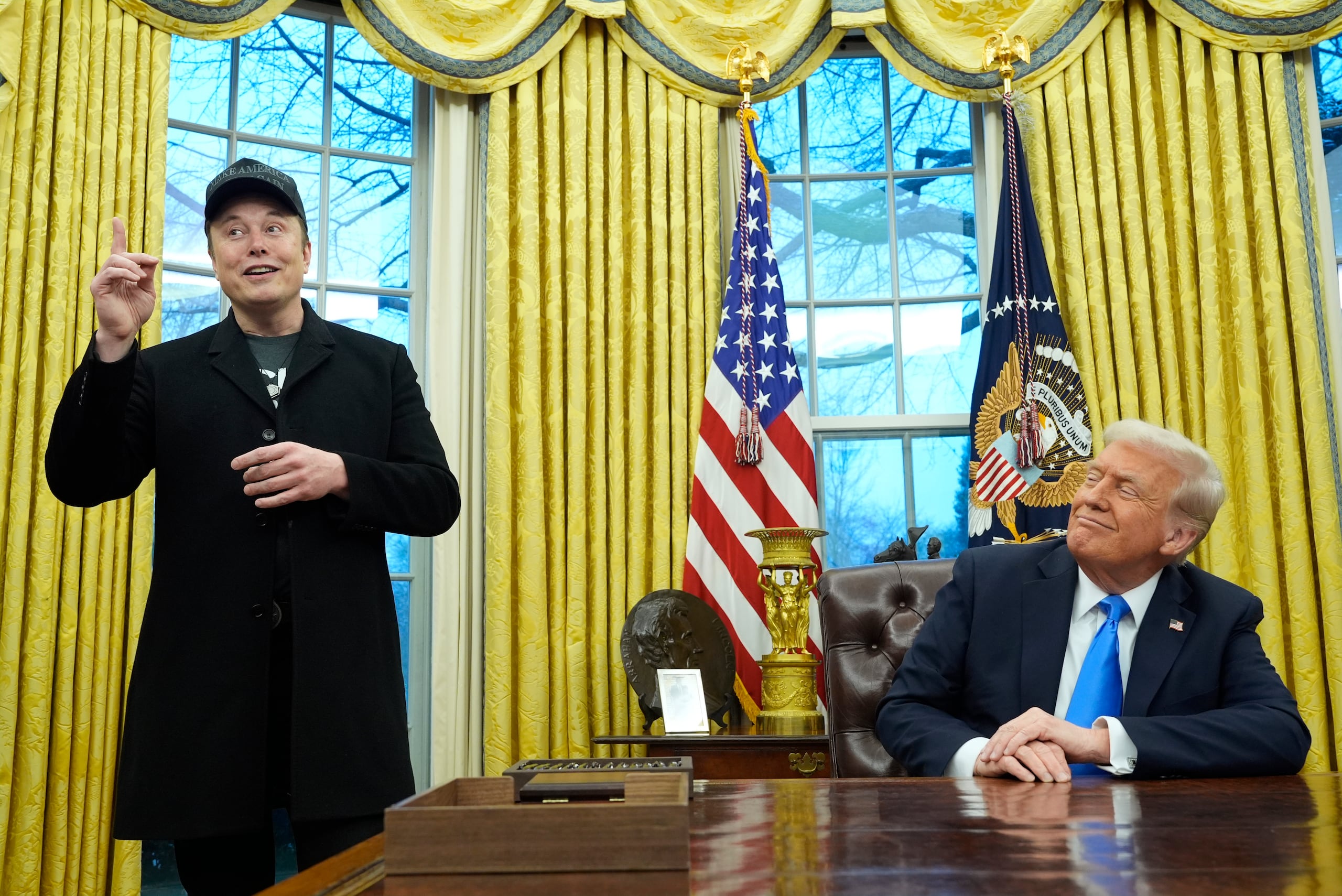 El presidente Donald Trump escucha a Elon Musk en el Despacho Oval de la Casa Blanca, en Washington, el martes 11 de febrero de 2025.